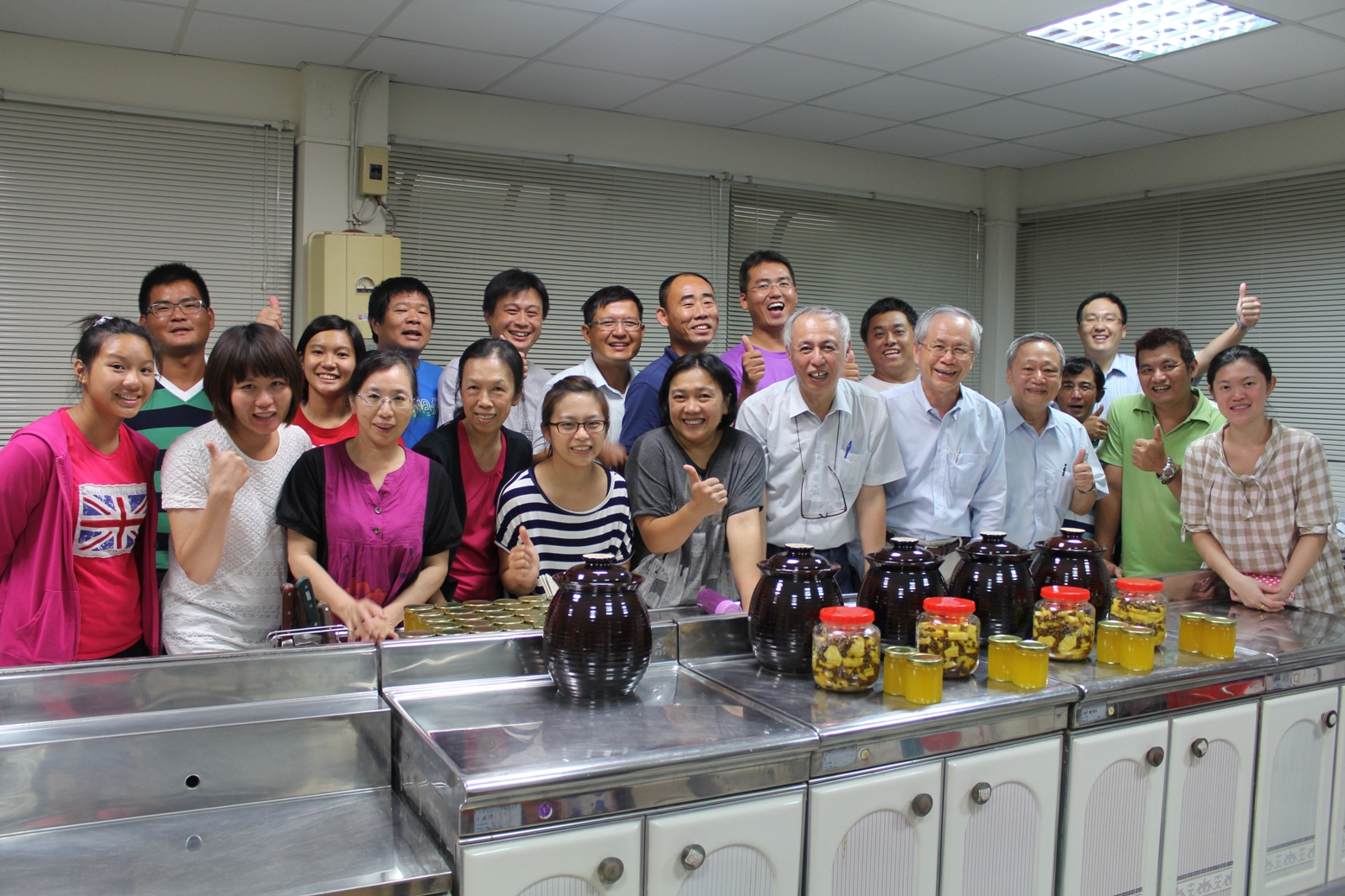 參訓青年農民展現自己的成果並開心地與許明仁老師、蕭景楷輔導師及林錦宏課長合影