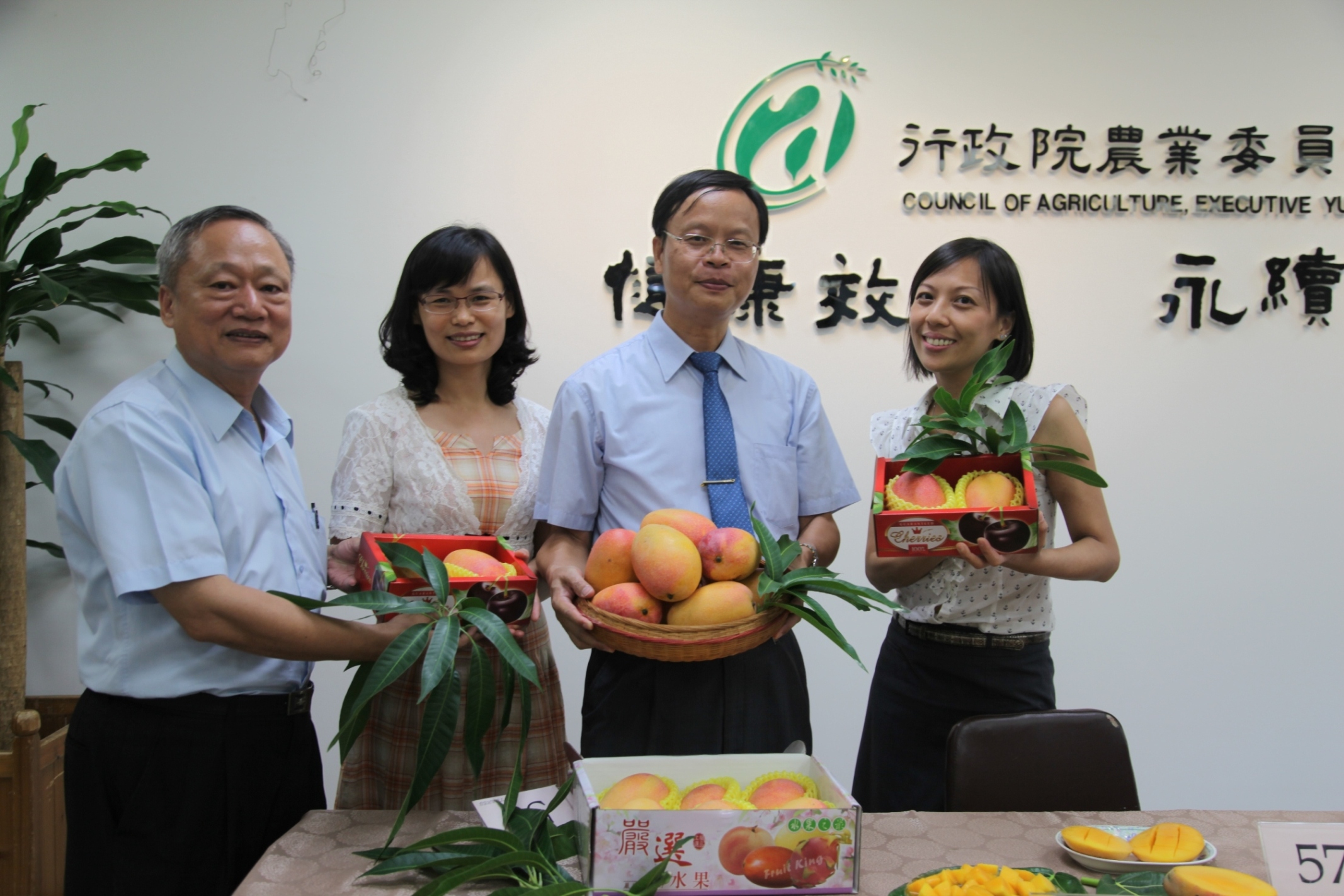 林學詩場長（右二）、林錦宏課長（左一）及本會公關科同仁推廣芒果臺中1號