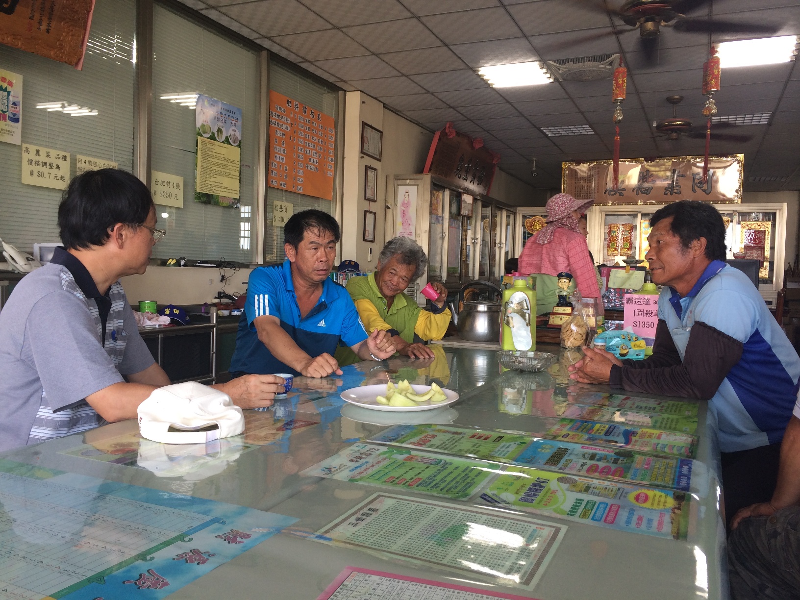 訪視溪州鄉富田育苗場瞭解災後大宗蔬菜種苗供貨情形並與當地農友討論包心白菜災損程度 