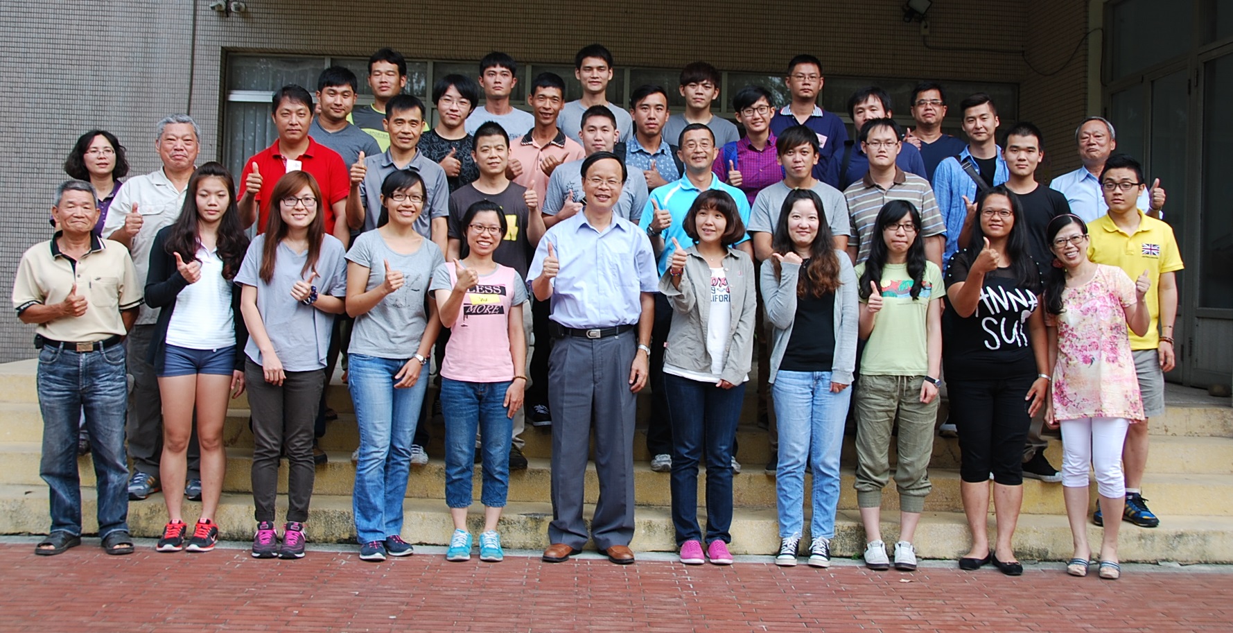 學員開心與林學詩場長 ( 中 ) 合影 