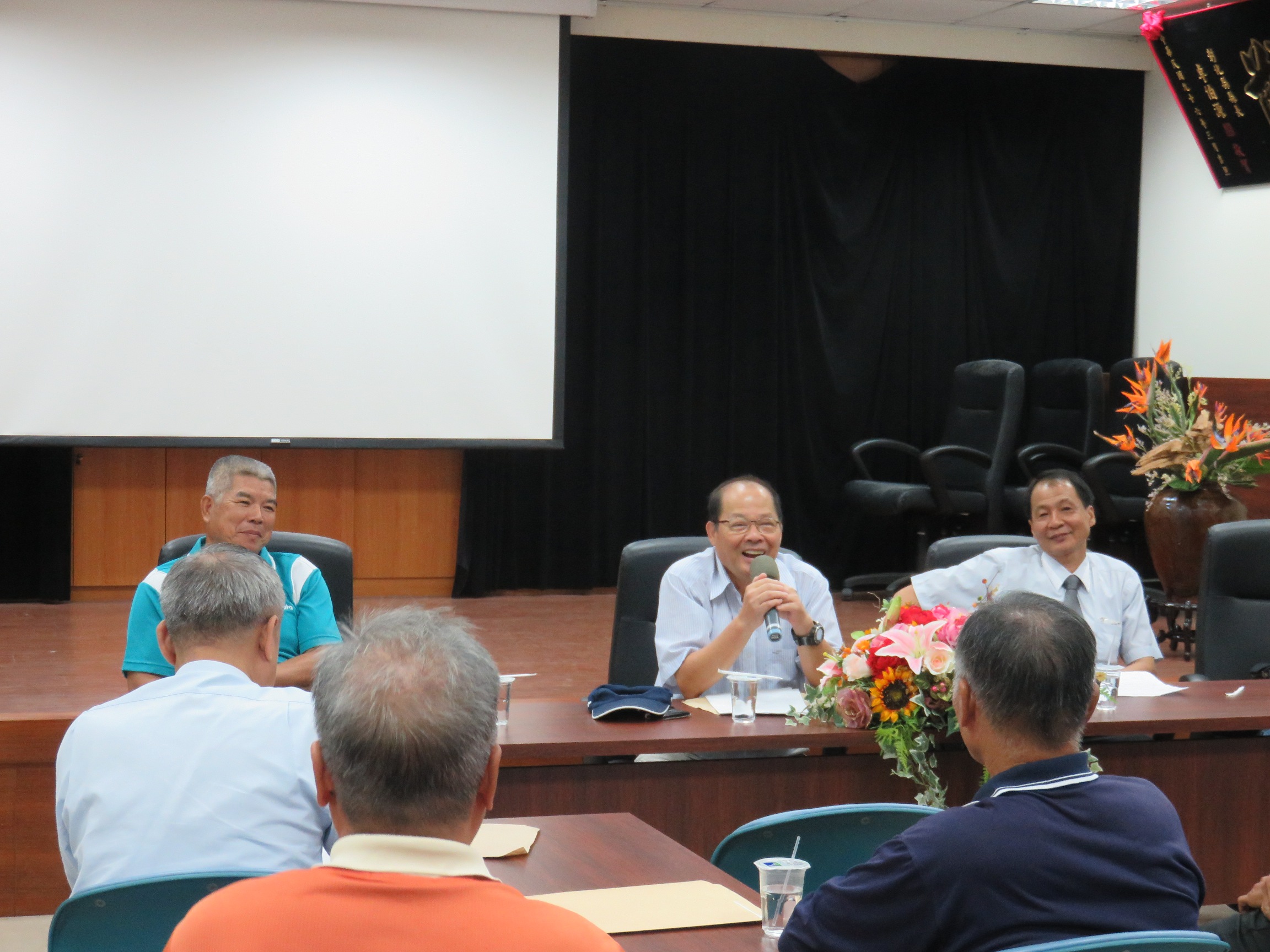本場於 104 年 08 月 25 日辦理彰化縣農業技術座談會，由高德錚副場長 ( 中 ) 與鹿港鎮農會紀呈聰總幹事 ( 右 ) 在鹿港鎮農會共同主持並與農友進行座談