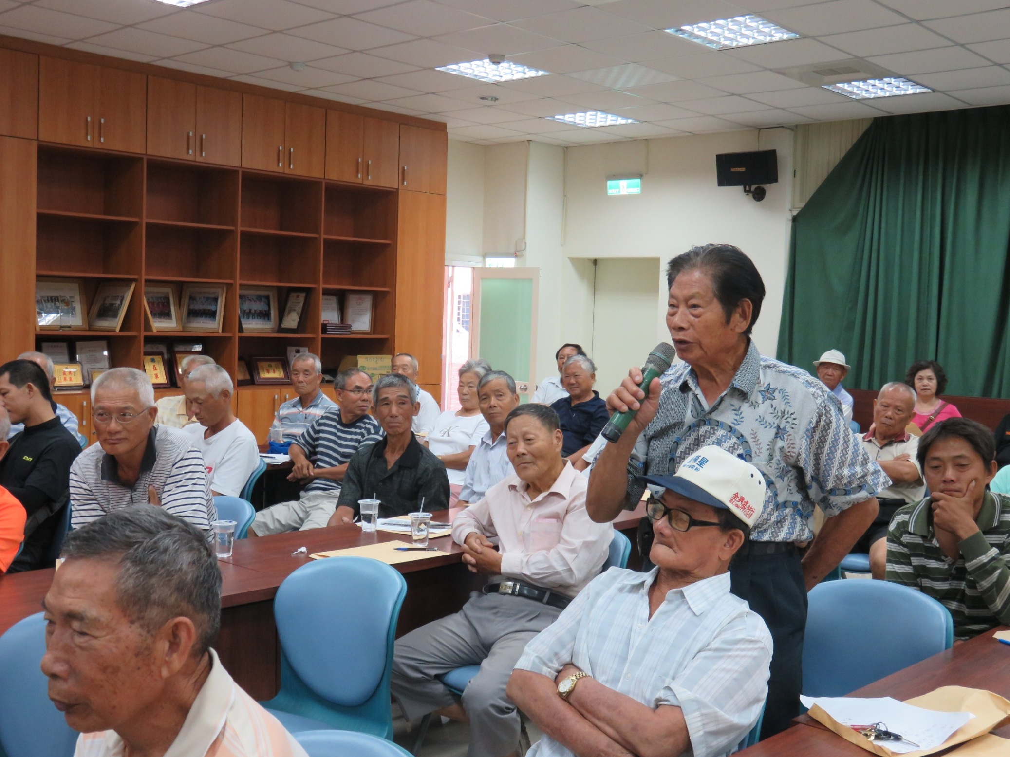 農民提出問題與需求，向專家們諮詢農業相關技術