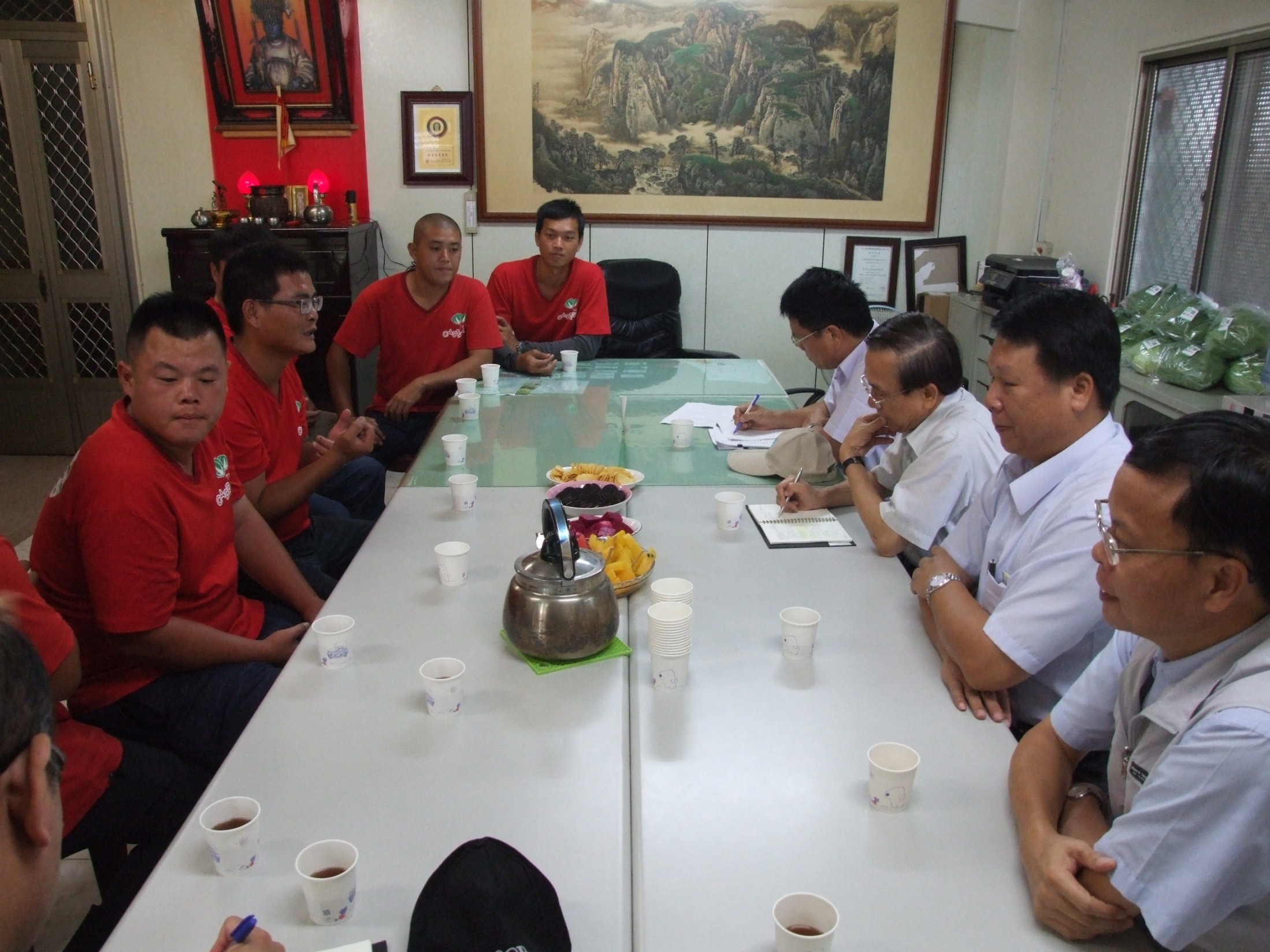 陳文德副主委與竹塘鄉蔬菜產銷班第 9 班班員進行意見交流，關心青年農民目前耕作與經營狀況