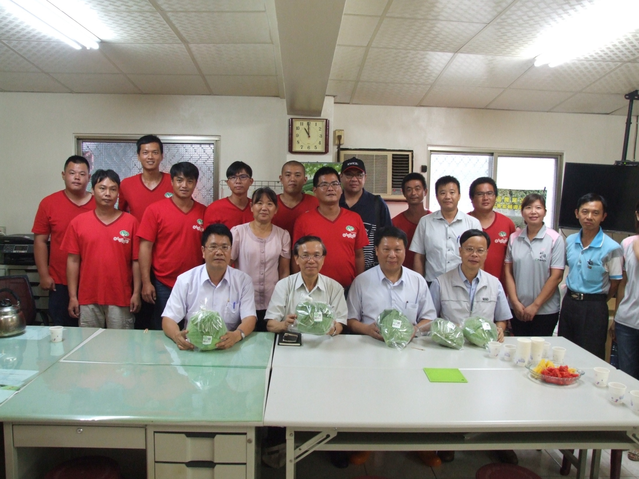 陳文德副主委 ( 前排左二 ) 與竹塘鄉蔬菜產銷班第 9 班班員合照