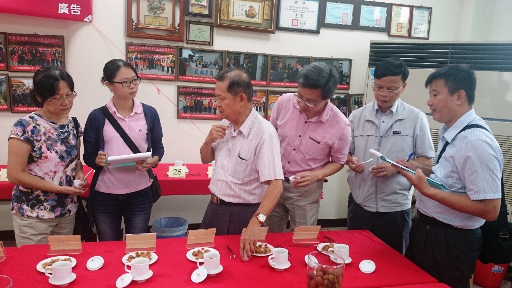 陳榮五前場長 ( 左三 ) 、林學詩場長 ( 右二 ) 等，依桂圓茶的香氣、風味及桂圓肉之外觀等，進行第二階段評鑑