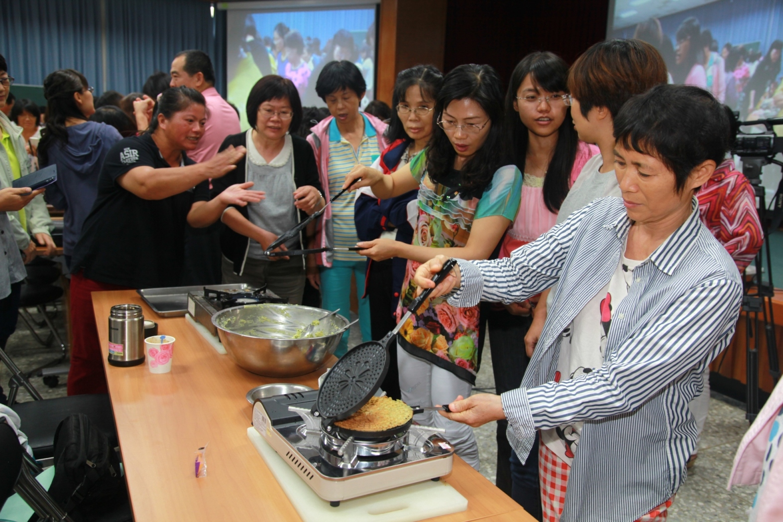 學員動手試製 - 「香椿煎餅」