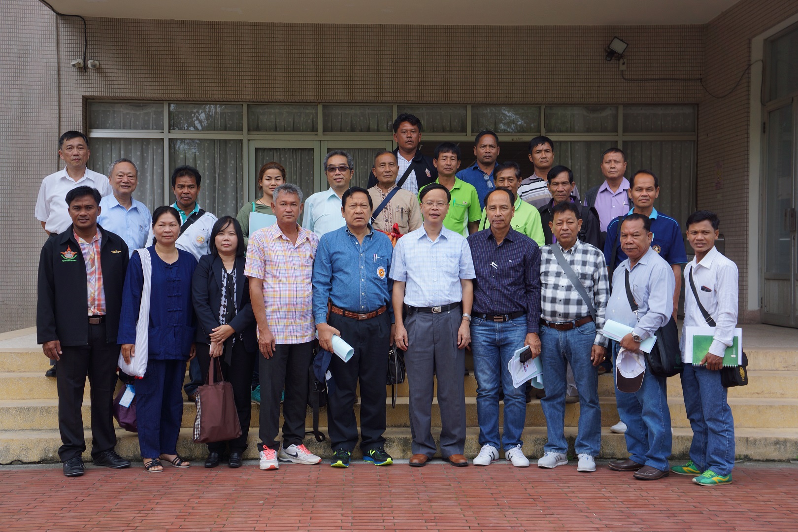 臺中區農業改良場林場長學詩與參訪團合照右三：稻米廳 Ms.Rossakon Keosaard ，右五： Mr.Ubolsak Bualuang-Ngam） 