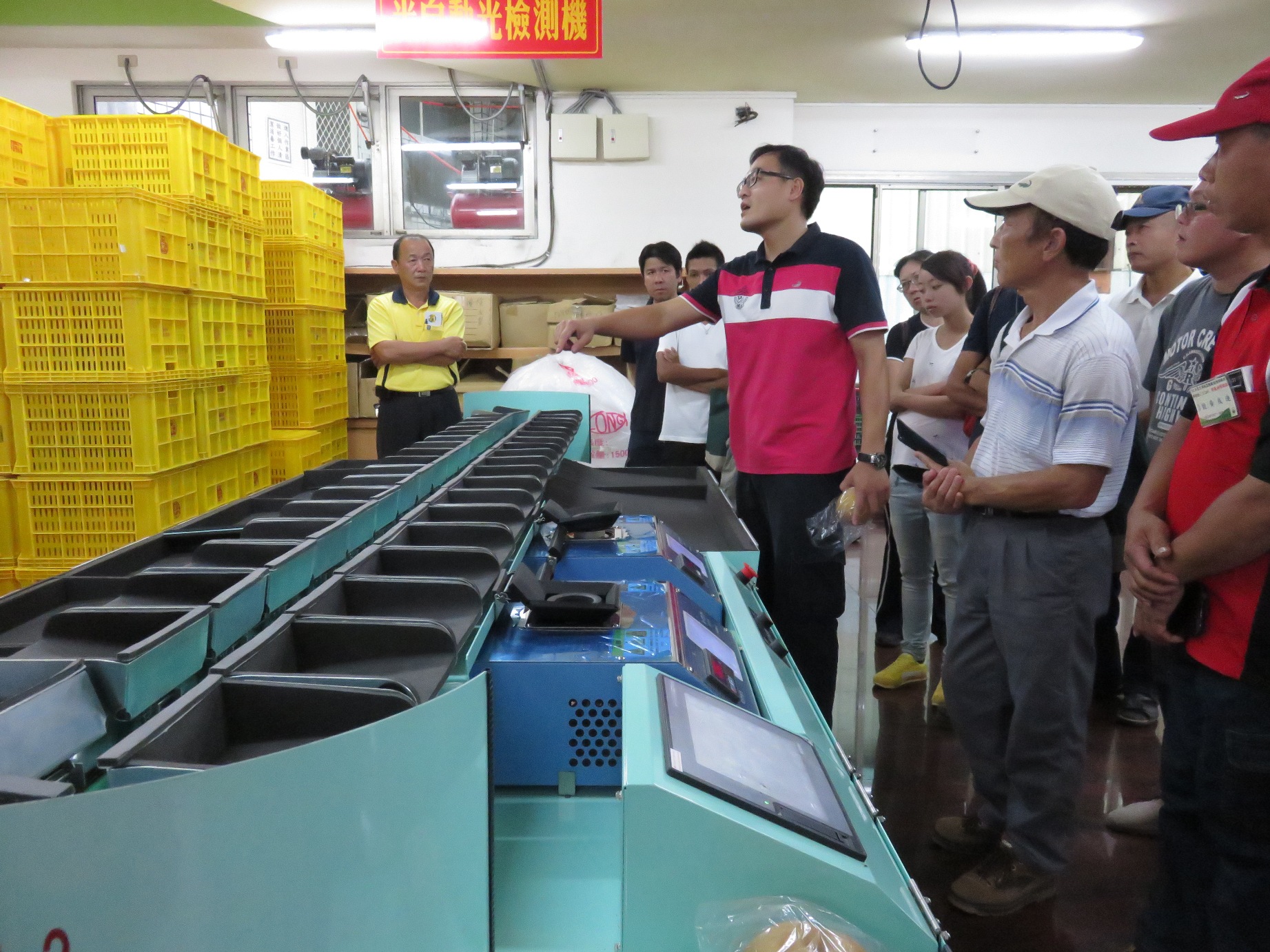 學員參訪東勢區農會果菜市場運銷與吉利市品牌梨分級包裝 