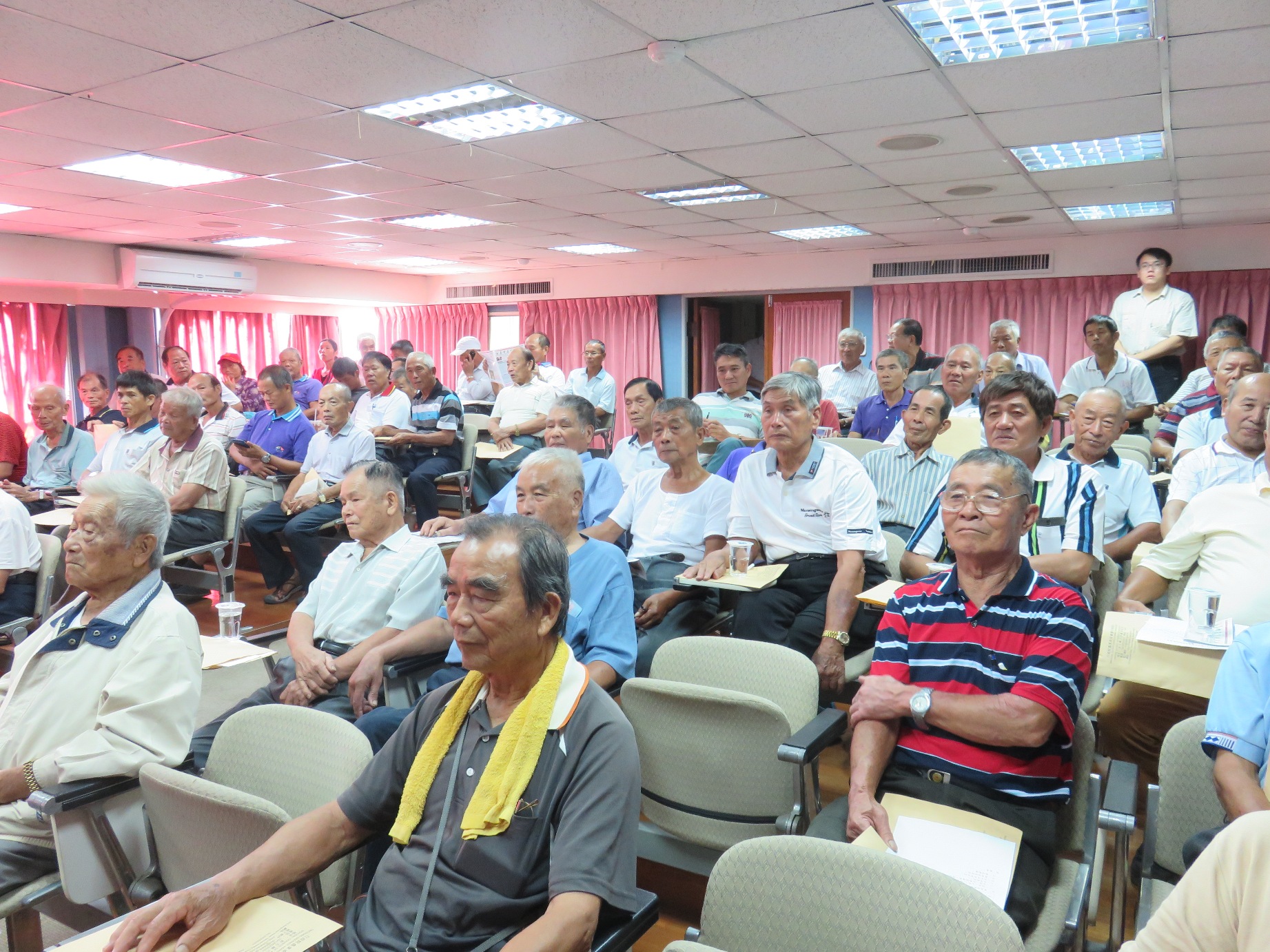 清水區農友聽取專家講授 落花生品種介紹與栽培、水稻優質栽培管理技術及 兩岸農產品貿易情形等課程並交換意見，出席踴躍 