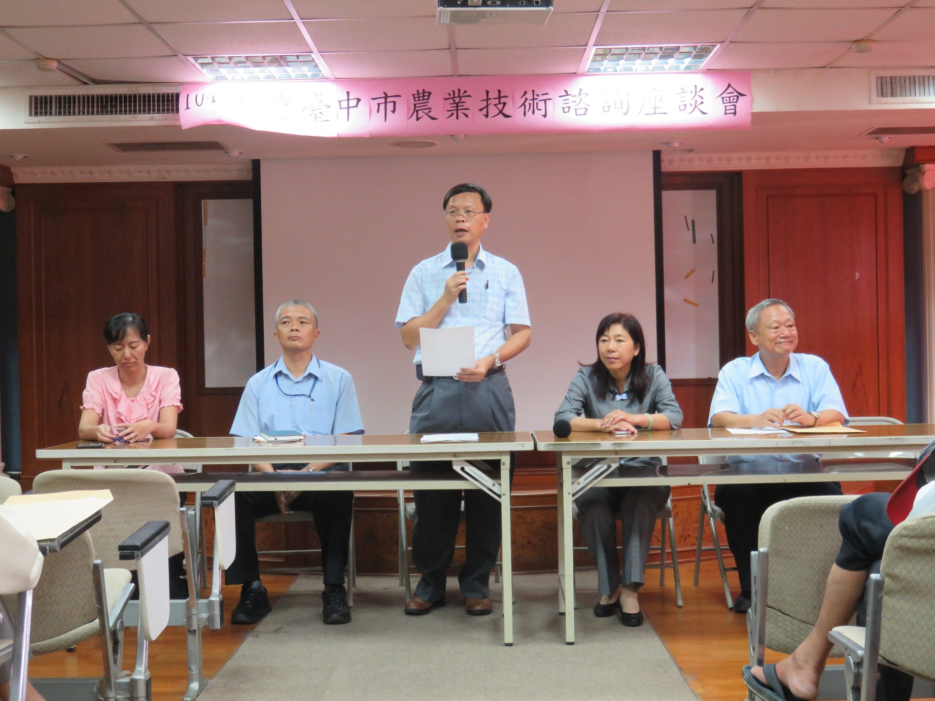 林學詩場長（中）與清水區農會何淑瑛總幹事（右二）共同主持農業技術諮詢座談會 