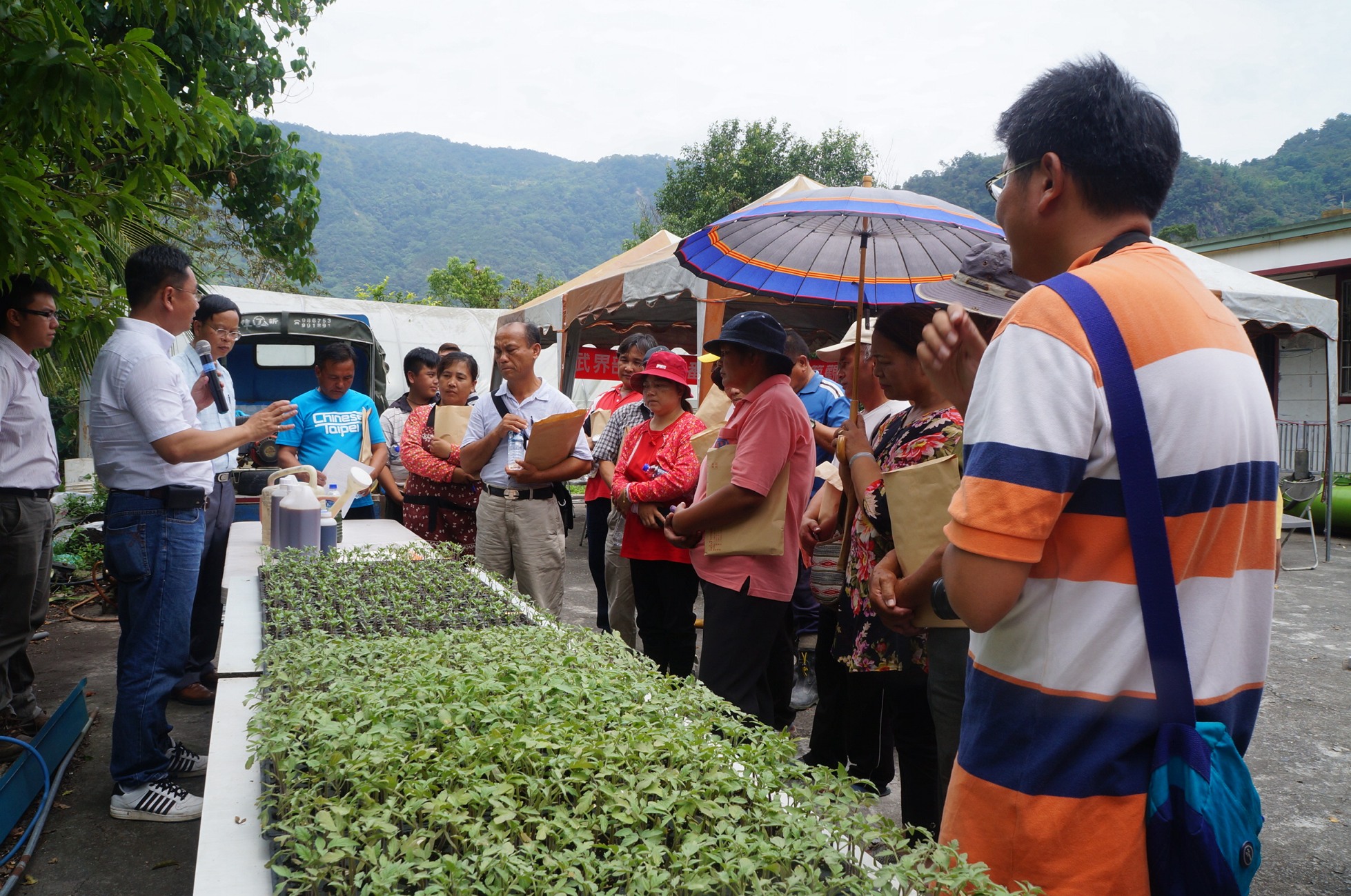 圖 3. 本場陳俊位博士向有機蔬菜栽培農民介紹木黴菌之使用方式 