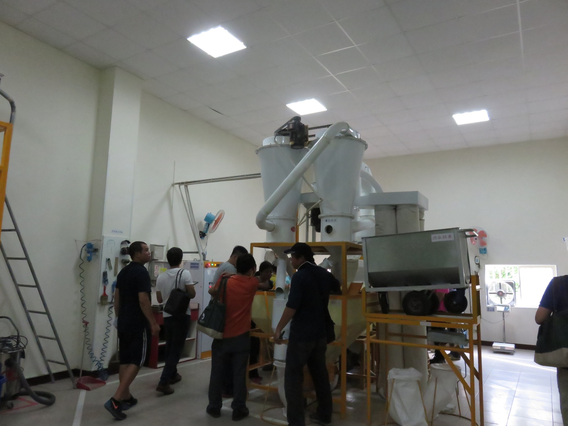 施明煌總兼引導參觀麵粉加工流程 