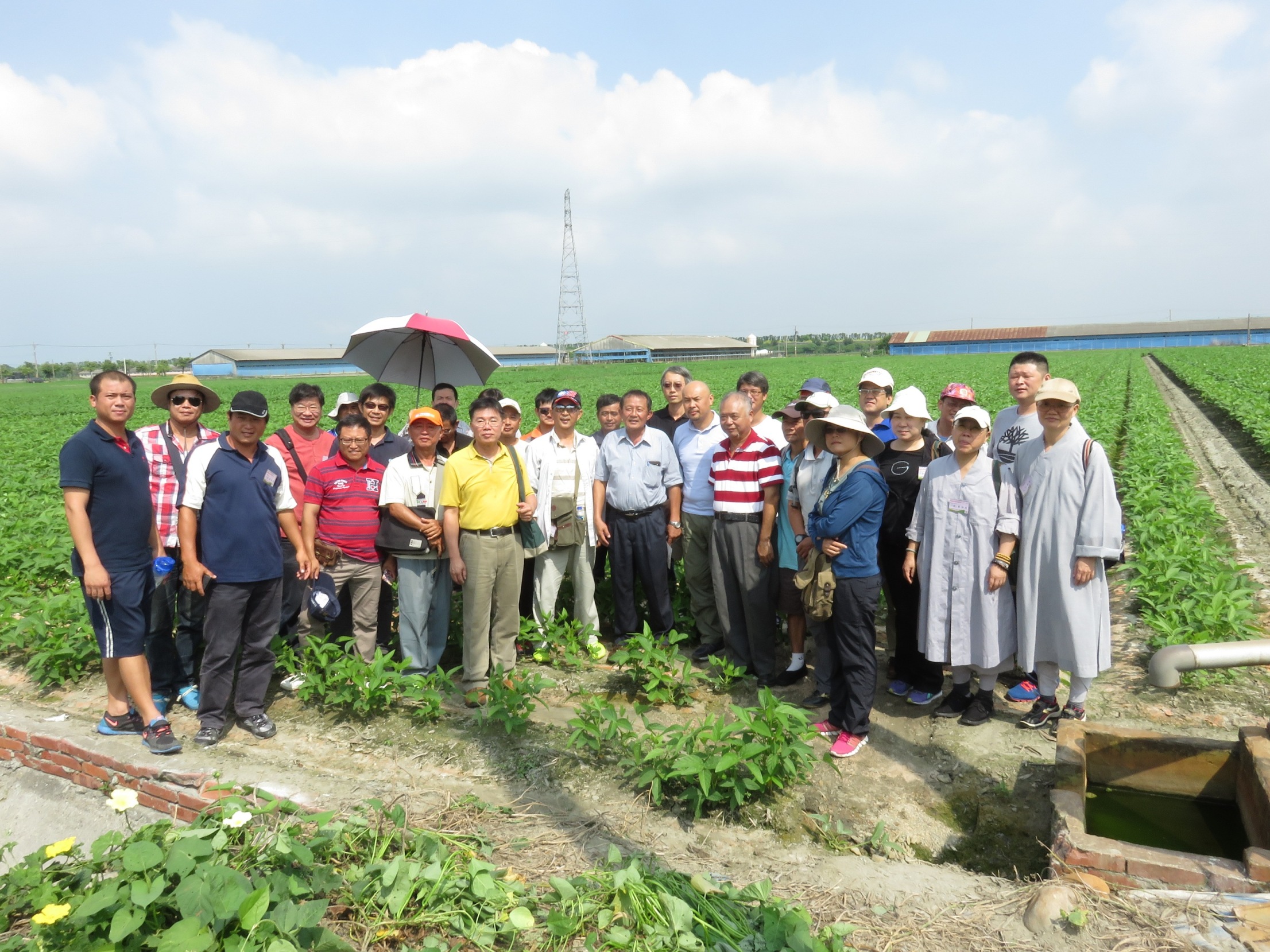 學員參訪雲林縣東勢鄉謝明拴先生大豆田區分享大豆契作收購經驗 