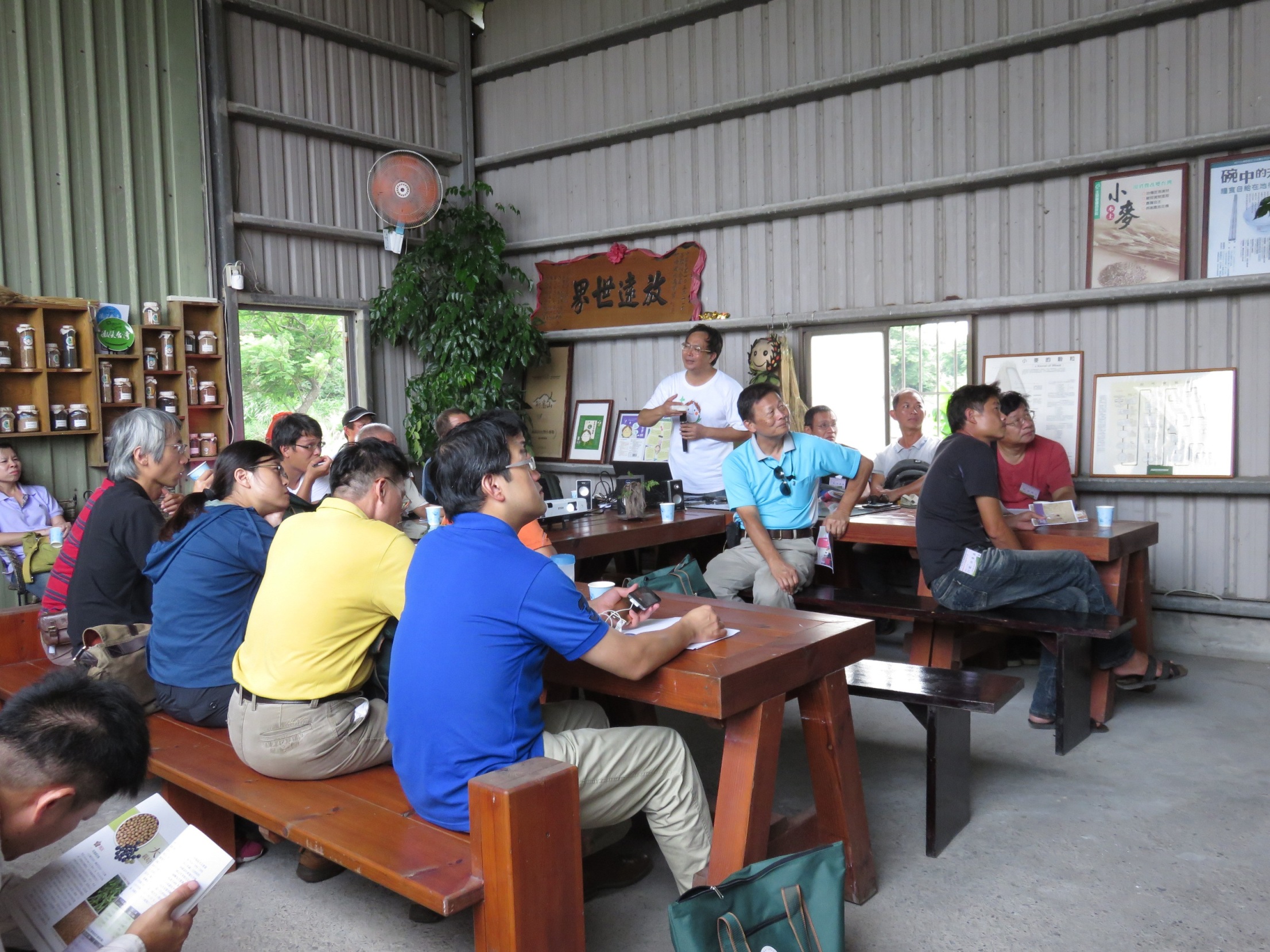 學員實地參訪至二林鎮喜願行施明煌總兼分享推動雜糧活化的歷程 