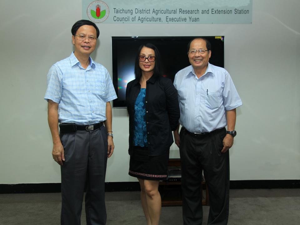 臺中區農業改良場林場長學詩 ( 左一 ) 、高副場長德錚 ( 右一 ) 與舊金山灣區臺灣商會狄會長佩華（中）合照 