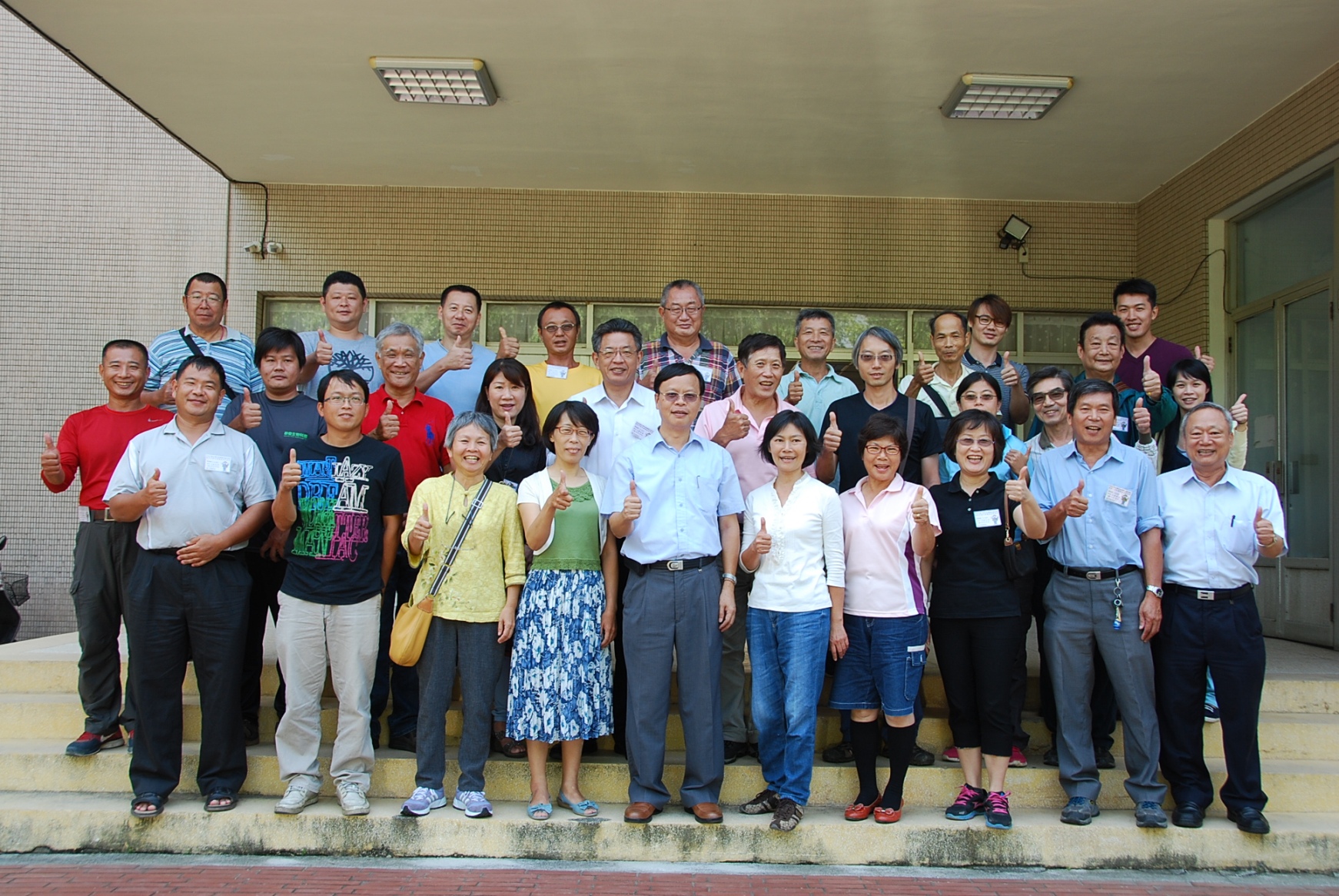 學員與林學詩場長(中)合影
