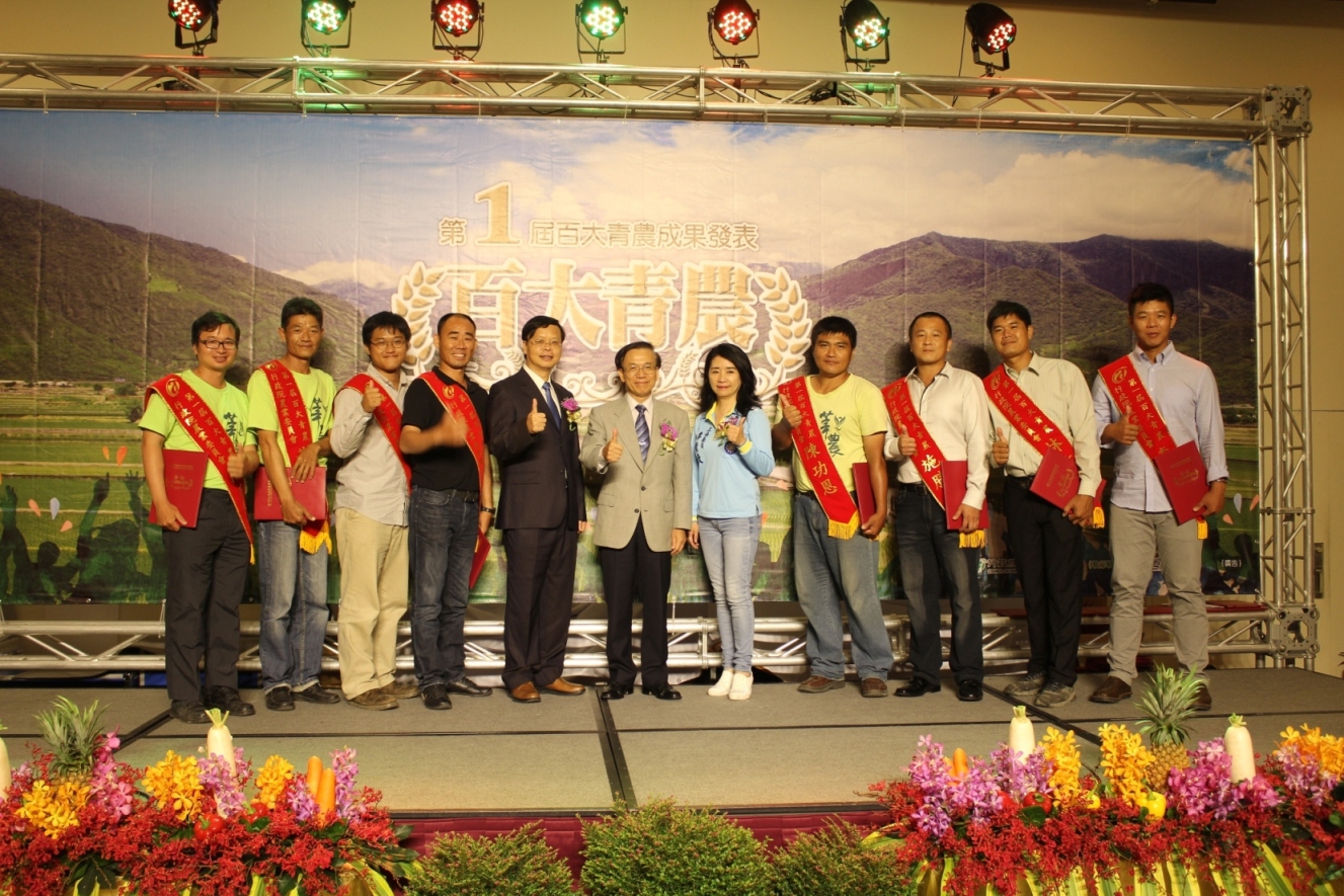 農委會陳文德副主委(中)逐一頒發青年農民輔導證明書,並與本場專案輔導青年農民合照(一)