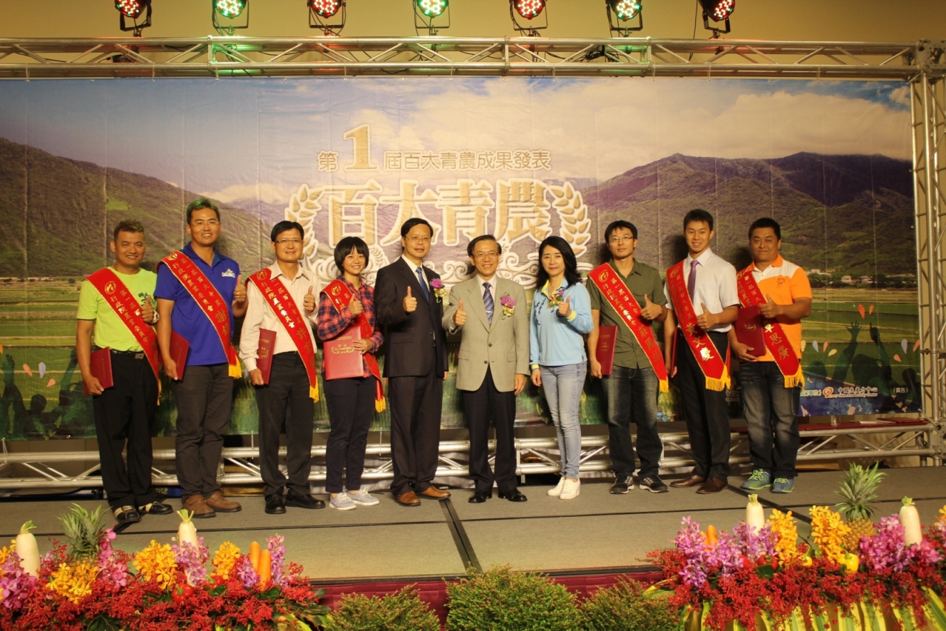 農委會陳文德副主委(右五)逐一頒發青年農民輔導證明書,並與本場專案輔導青年農民合照(二)