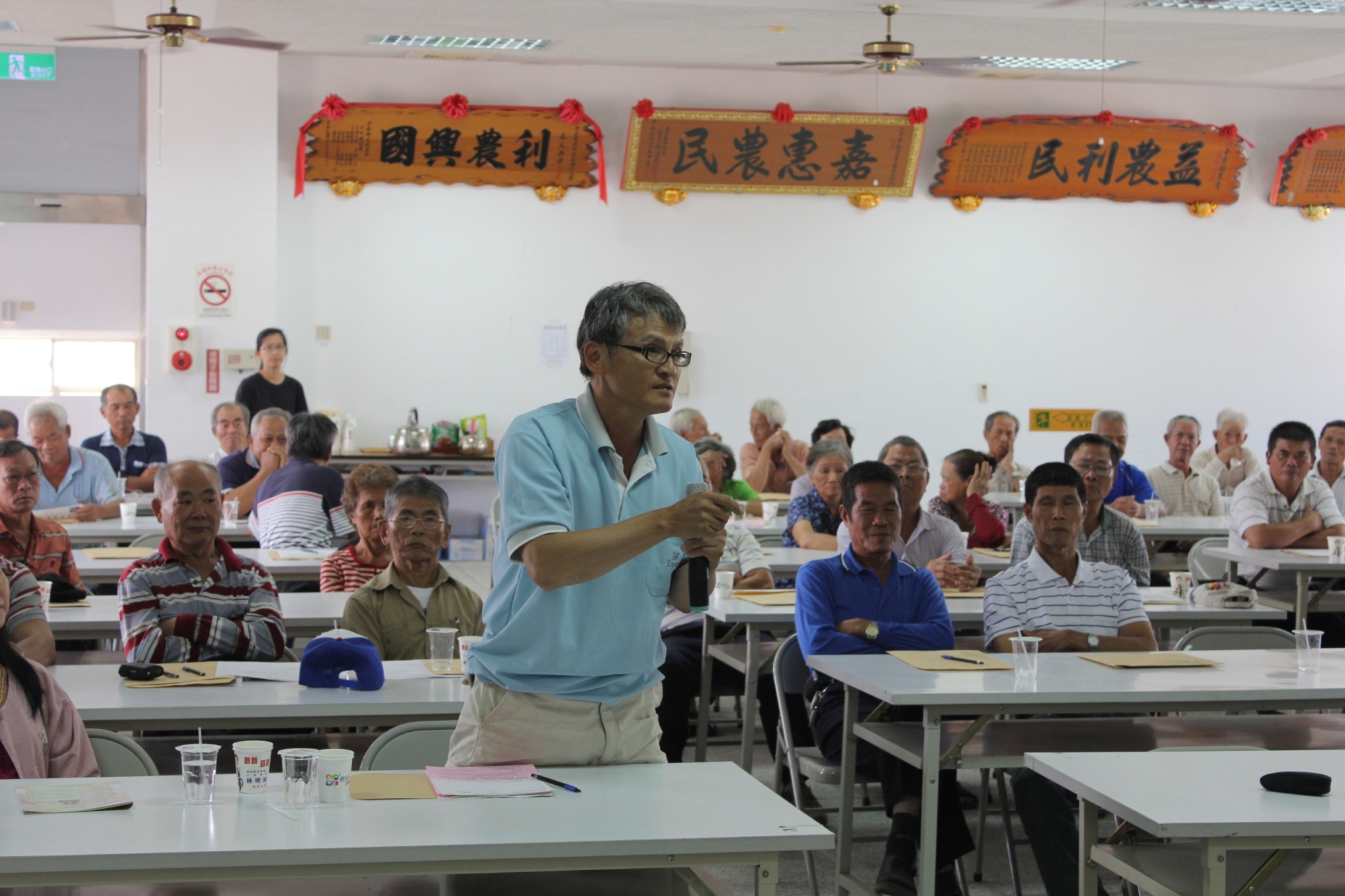 中寮鄉農友 出席踴躍，聽取專家講授紅龍果栽培管理、病蟲害防治及臺灣農產品生產追溯制度與兩岸農產品貿易情形等課程並交換意見 