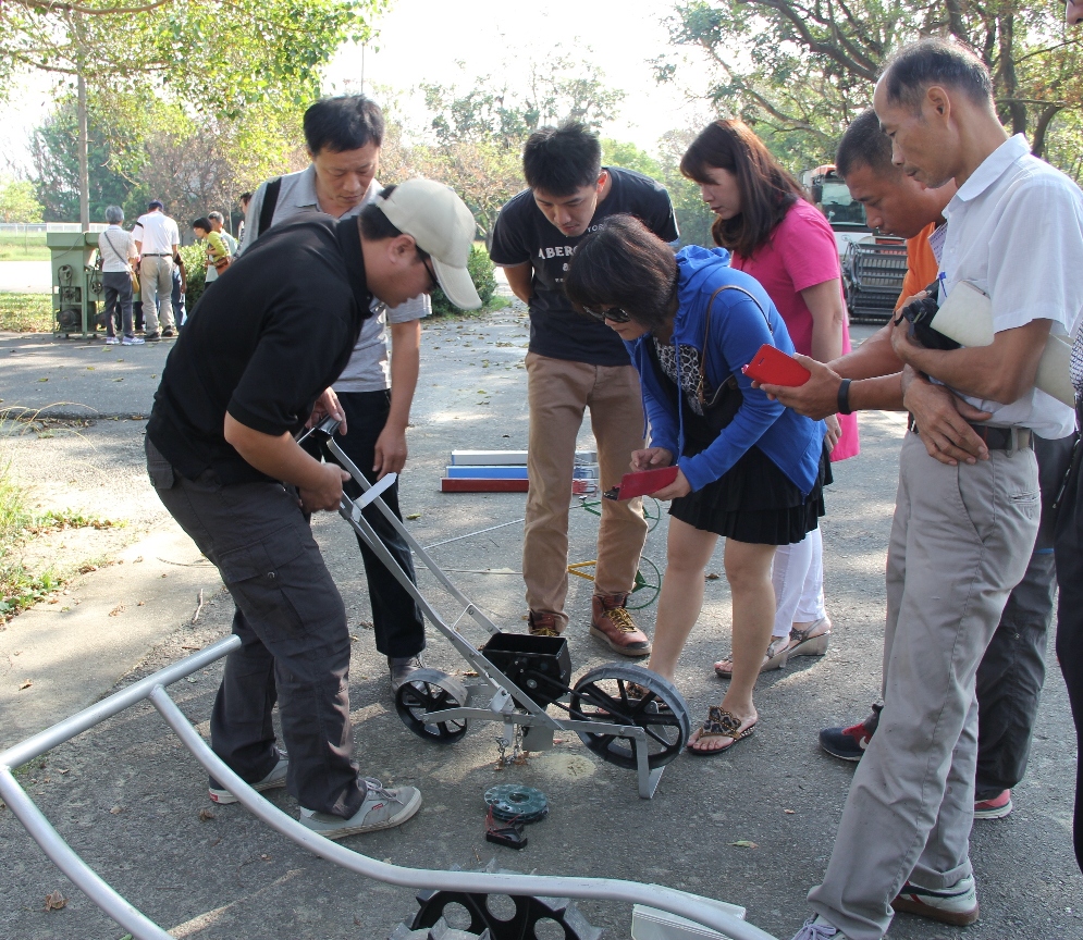 學員認識與操作播種機