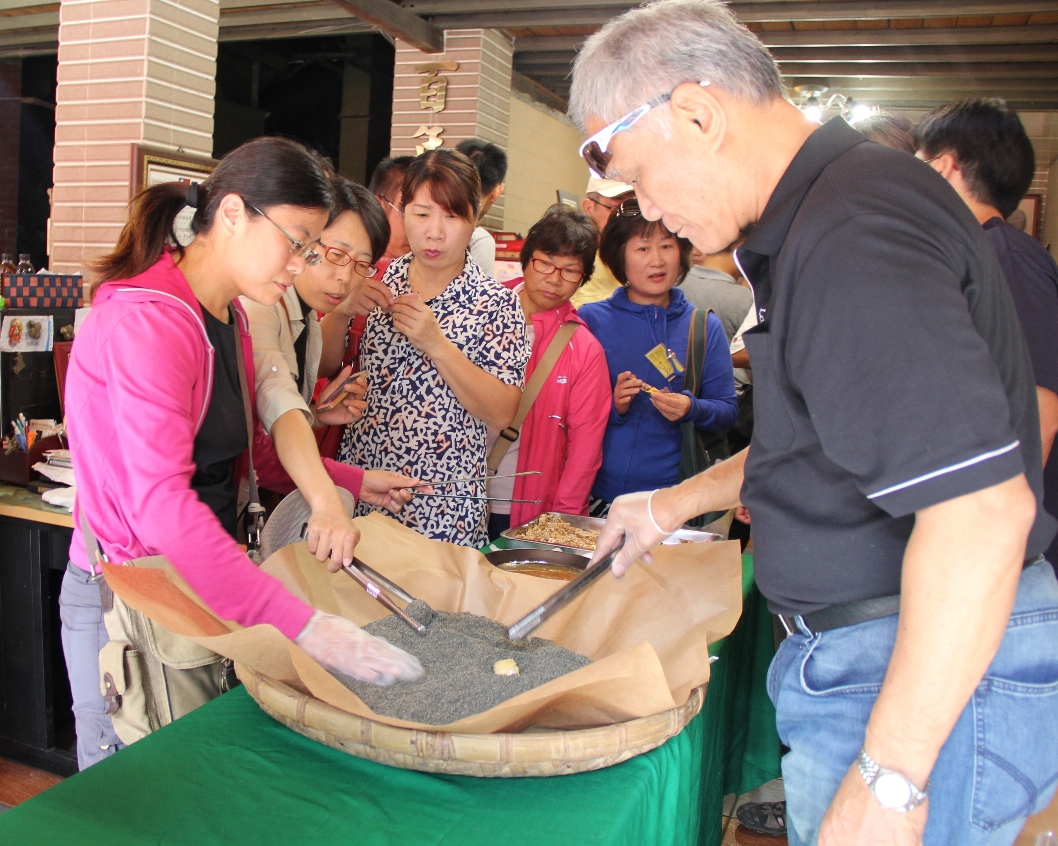 學員參訪大城鄉蕭師傅，動手製作芝麻麻荖