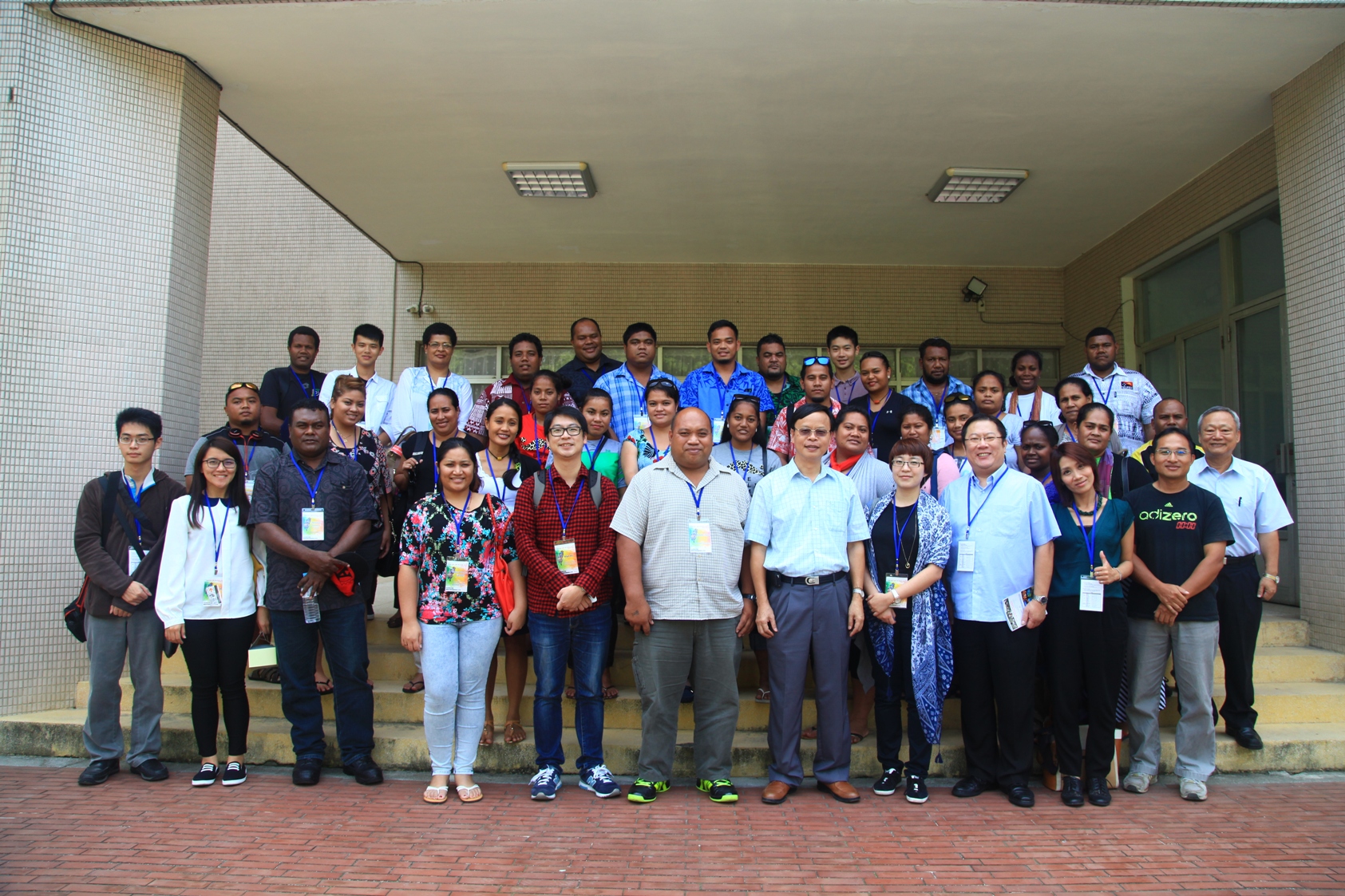 林學詩場長 ( 右五 ) 與 2015 年亞太地區國際青年菁英領袖研習班參訪團合照