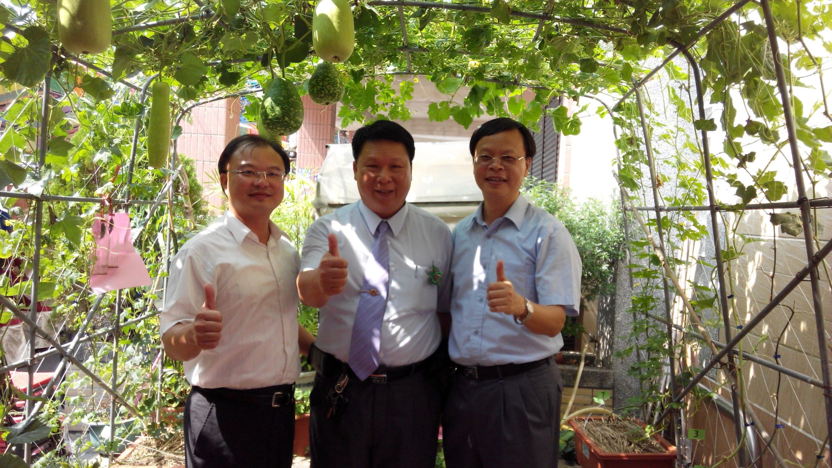 林學詩場長 ( 右 ) 參加北斗鎮農會辦理 104 年度瓜田囍市 - 冬瓜暨農特產品創新行銷推廣活動,與農糧署中區分署蘇宗振分署長 ( 左 ) 、竹塘鄉農會詹光信總幹事 ( 中 ) 在瓜棚下合影 林學詩場長 ( 右 ) 參加北斗鎮農會辦理 104 年度瓜田囍市 - 冬瓜暨農特產品創新行銷推廣活動,與農糧署中區分署蘇宗振分署長 ( 左 ) 、竹塘鄉農會詹光信總幹事 ( 中 ) 在瓜棚下合影