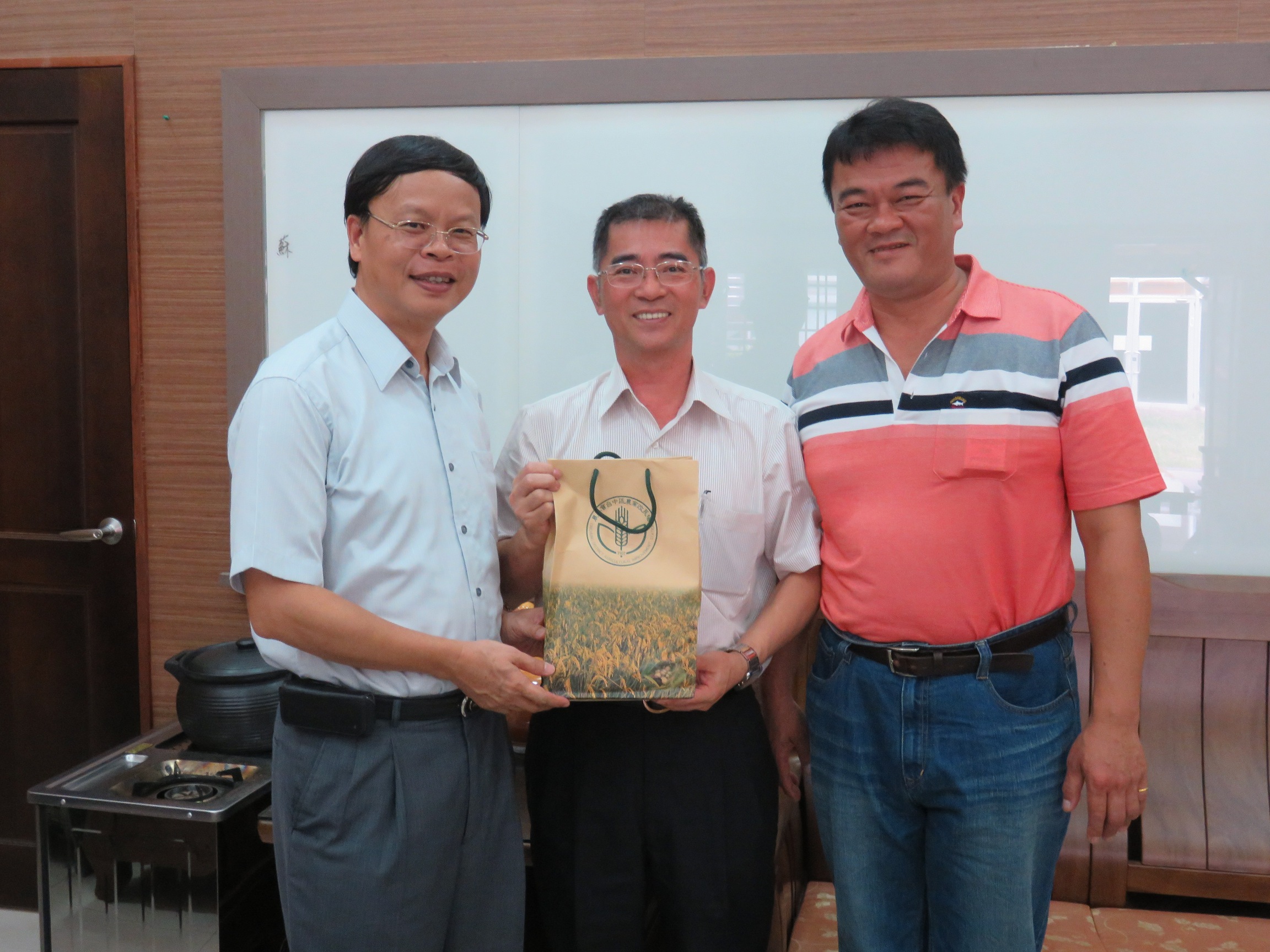 福興鄉農會與乳牛產銷班第 3 班班員雀躍迎榮耀、歡喜上眉梢，本場林學詩場長及同仁們亦同感喜悅