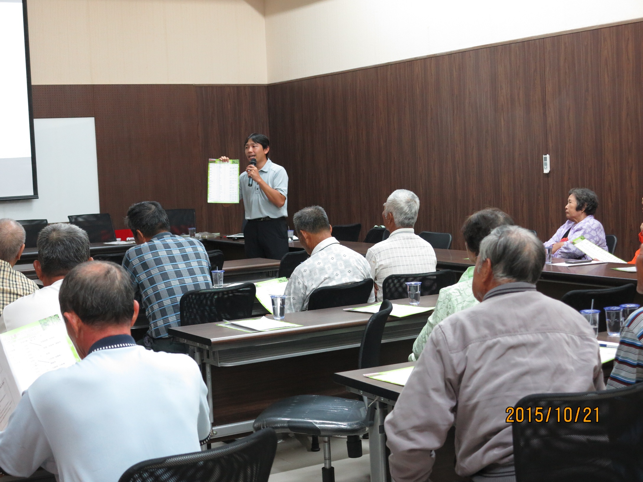 本場林大淵助理研究員講解豌豆蟲害管理及性費洛蒙誘殺斜紋夜蛾、甜菜夜蛾雄蟲技術，與會農民互動熱絡 