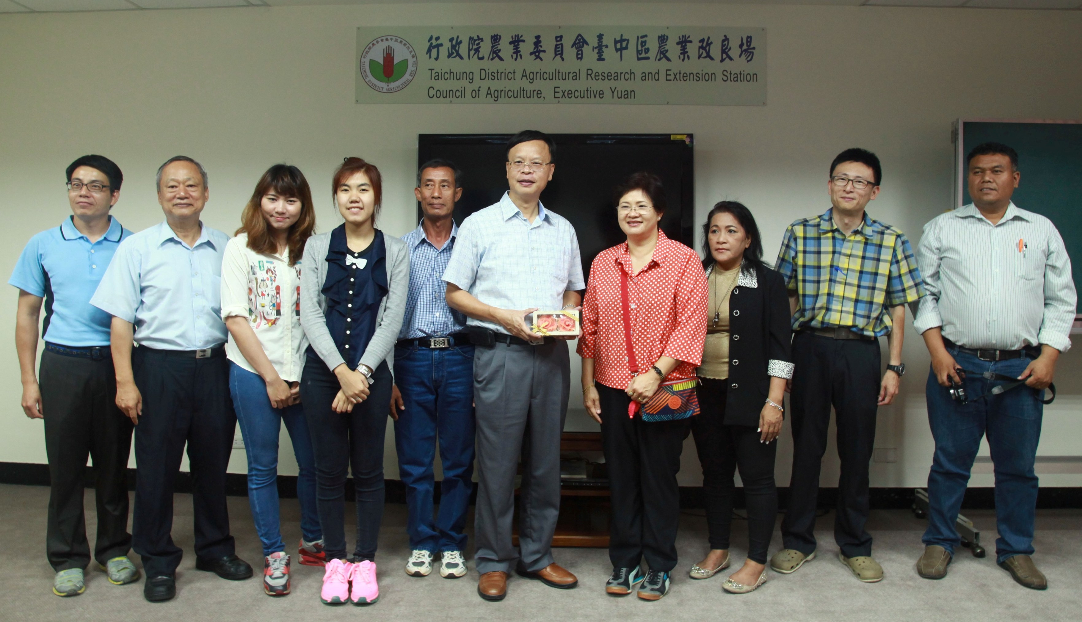 林學詩場長 ( 右五 ) 與泰國皇家基金會參訪團合照 ( 右四領隊 Assoc.Prof.Dr.Nuttha Potapohn)