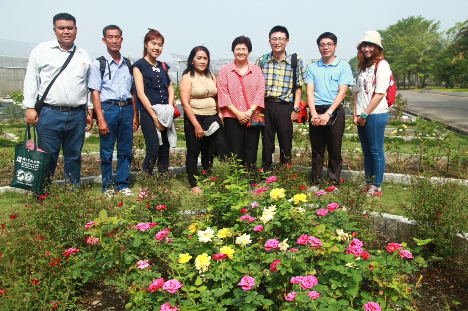 臺中場花卉研究室許嘉錦助理研究員 ( 右二 ) 帶領參觀玫瑰園區並解說栽培現況 