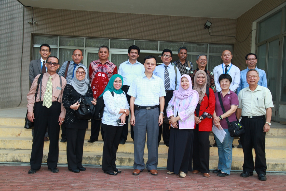 林學詩場長 ( 右五 ) 與印尼農業部教育標準化與專業證照中心參訪團合照。 ( 後排右五領隊 Ir. Heri Suliyanto, MBA.) 