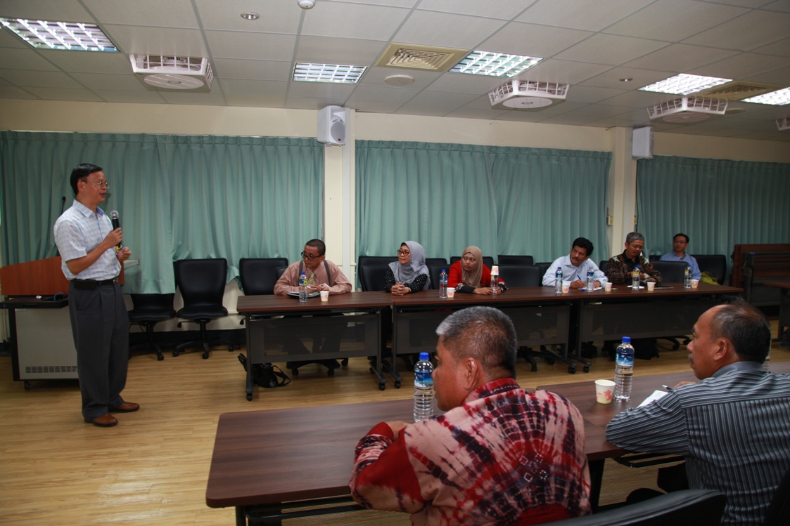 臺中區農業改良林學詩場長 ( 左一 ) 介紹農業技術應用與技轉事宜