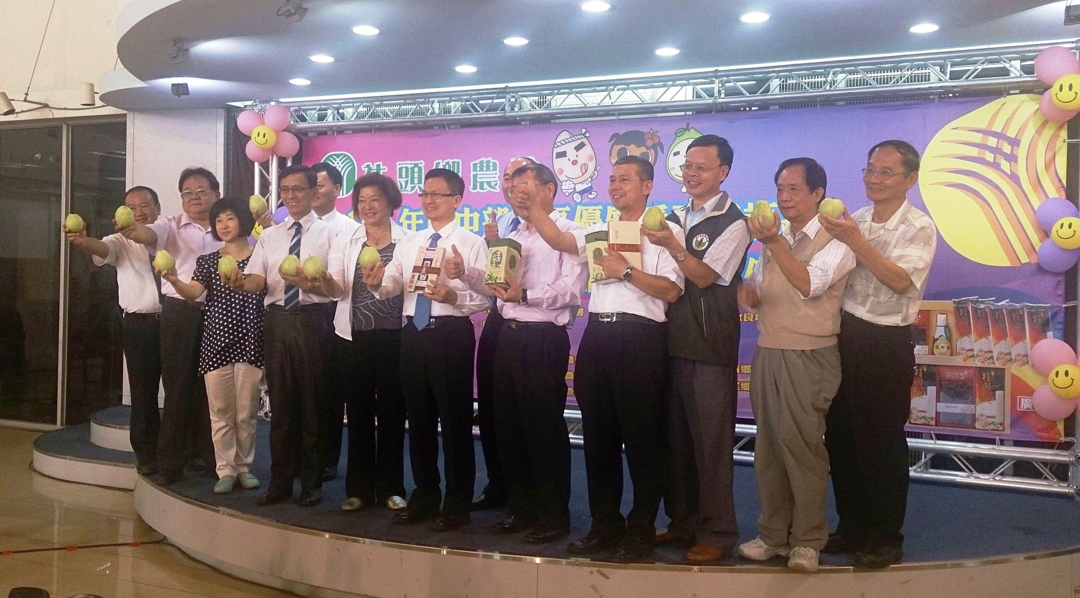 彰化縣縣長魏明谷 ( 右 6) 、社頭鄉農會蕭浚二總幹事 ( 右 4) 、臺中區農業改良場林學詩場長 ( 右 3) 、亞洲大學林俊義院長 ( 右 2) 共同推廣中部地區優質番石榴