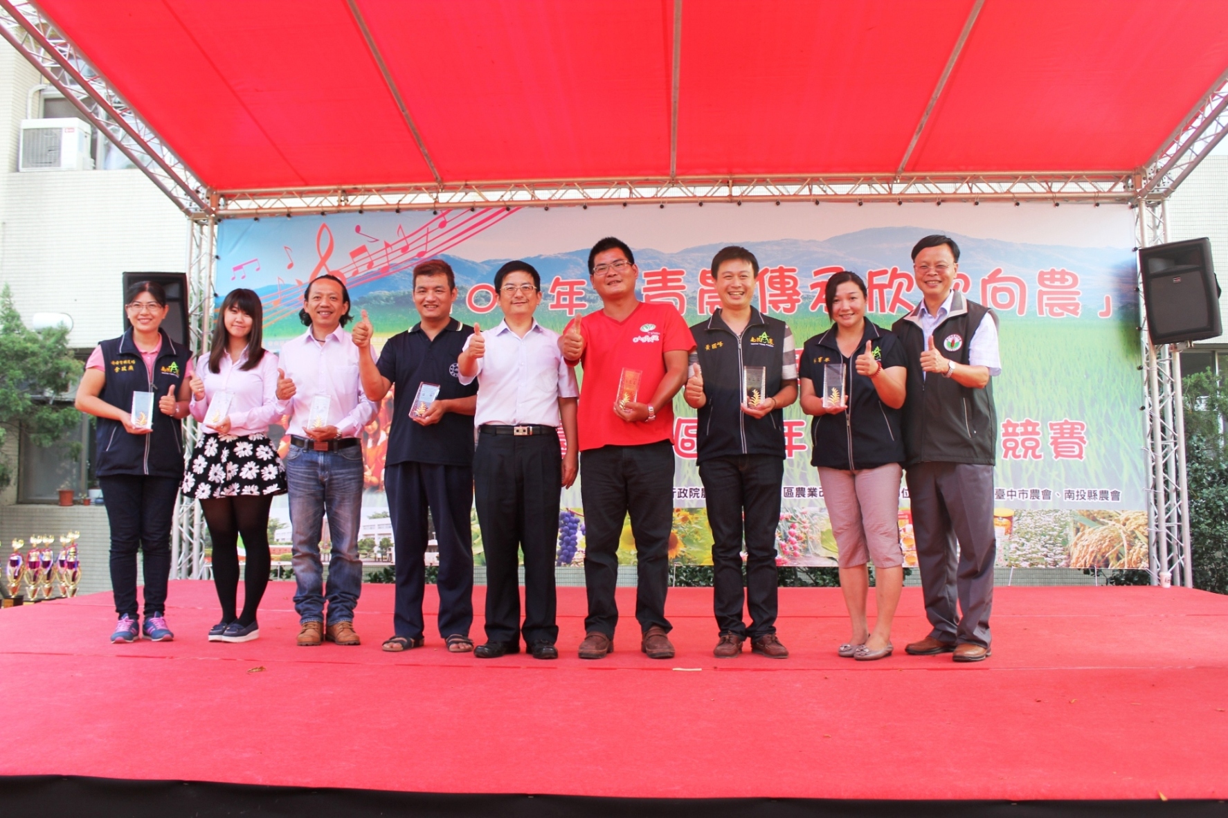 青農創業 PK 賽獲獎青農與農糧署蘇茂祥主秘（中）及林學詩場長（右一）開心地合影 