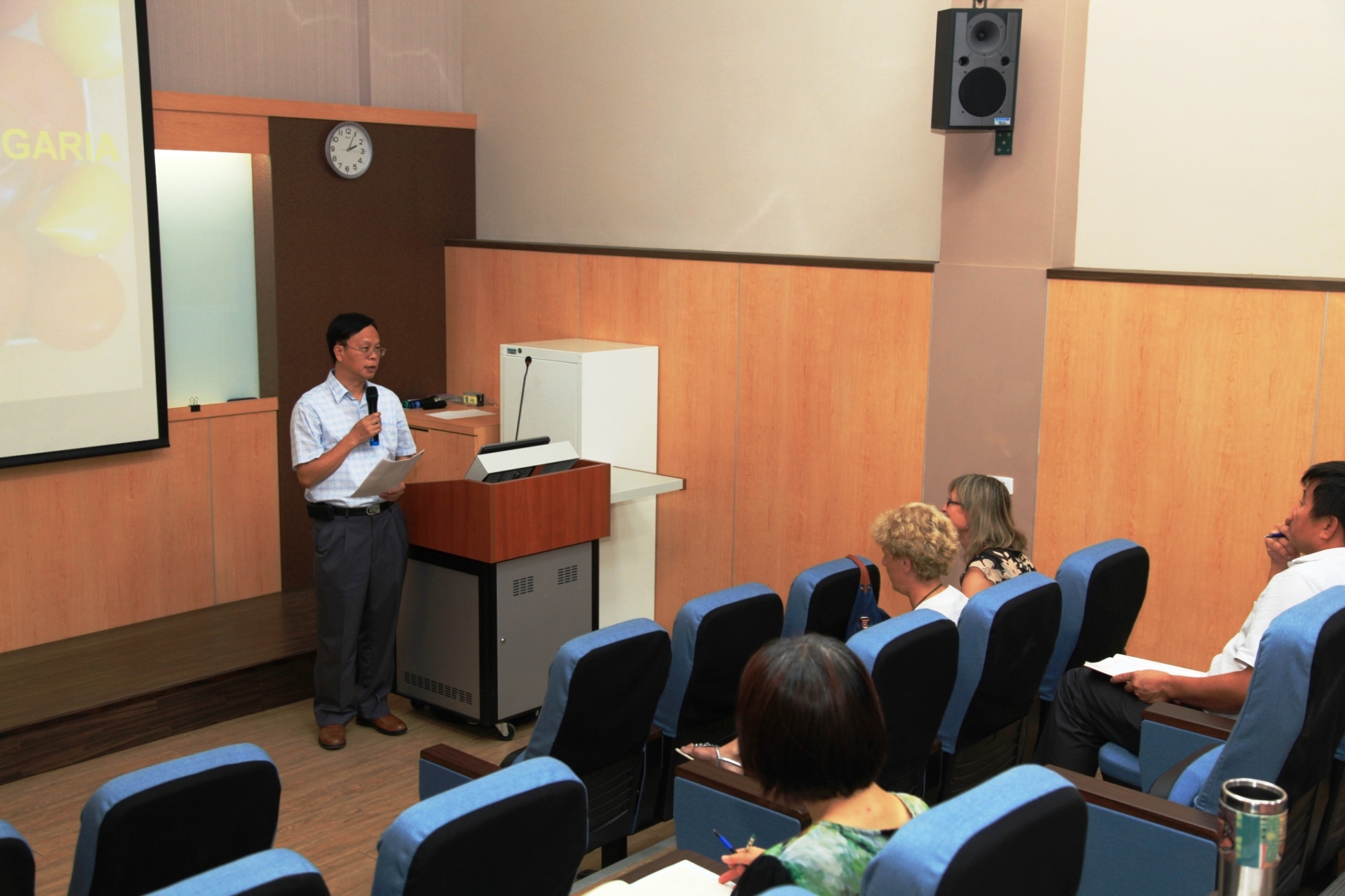 林學詩場長主持專題演講並介紹兩位專家