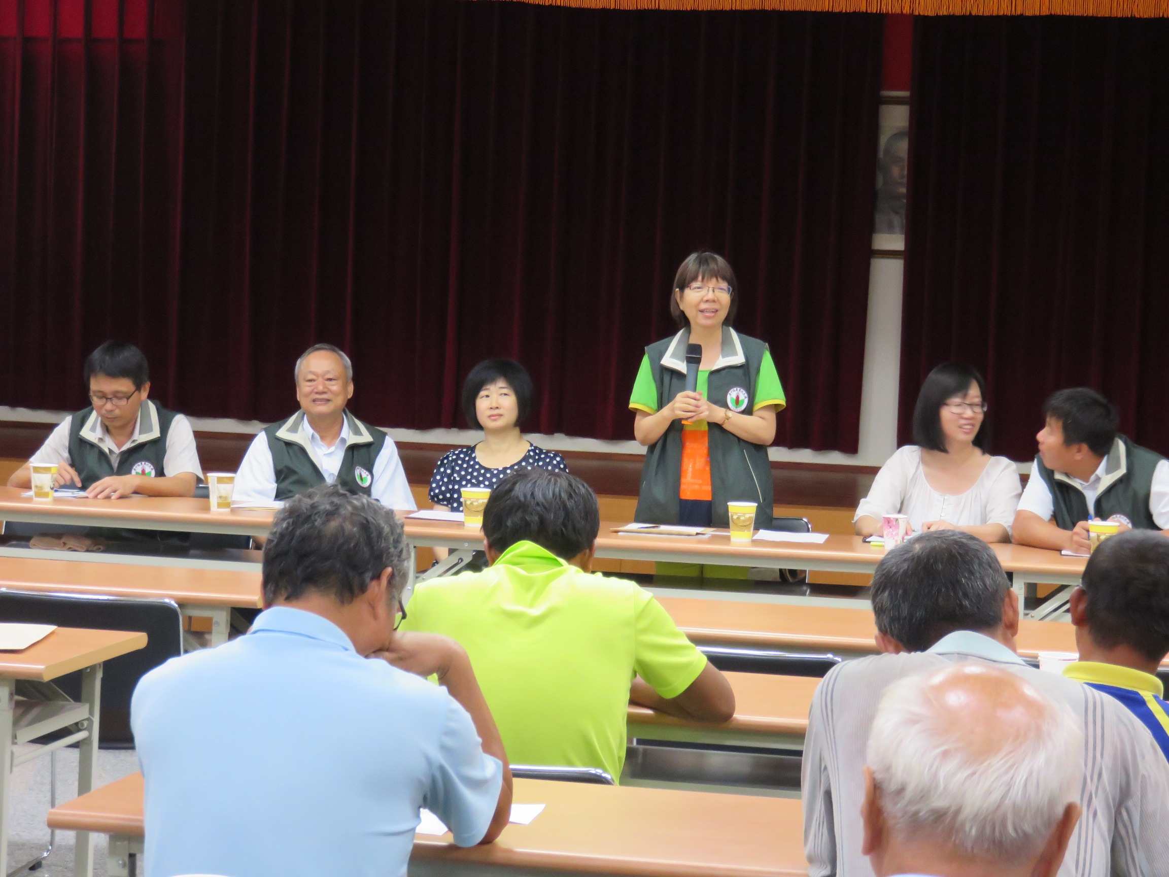 本場洪梅珠秘書與永靖鄉農會林秀惠總幹事共同主持座談會並與農友進行座談