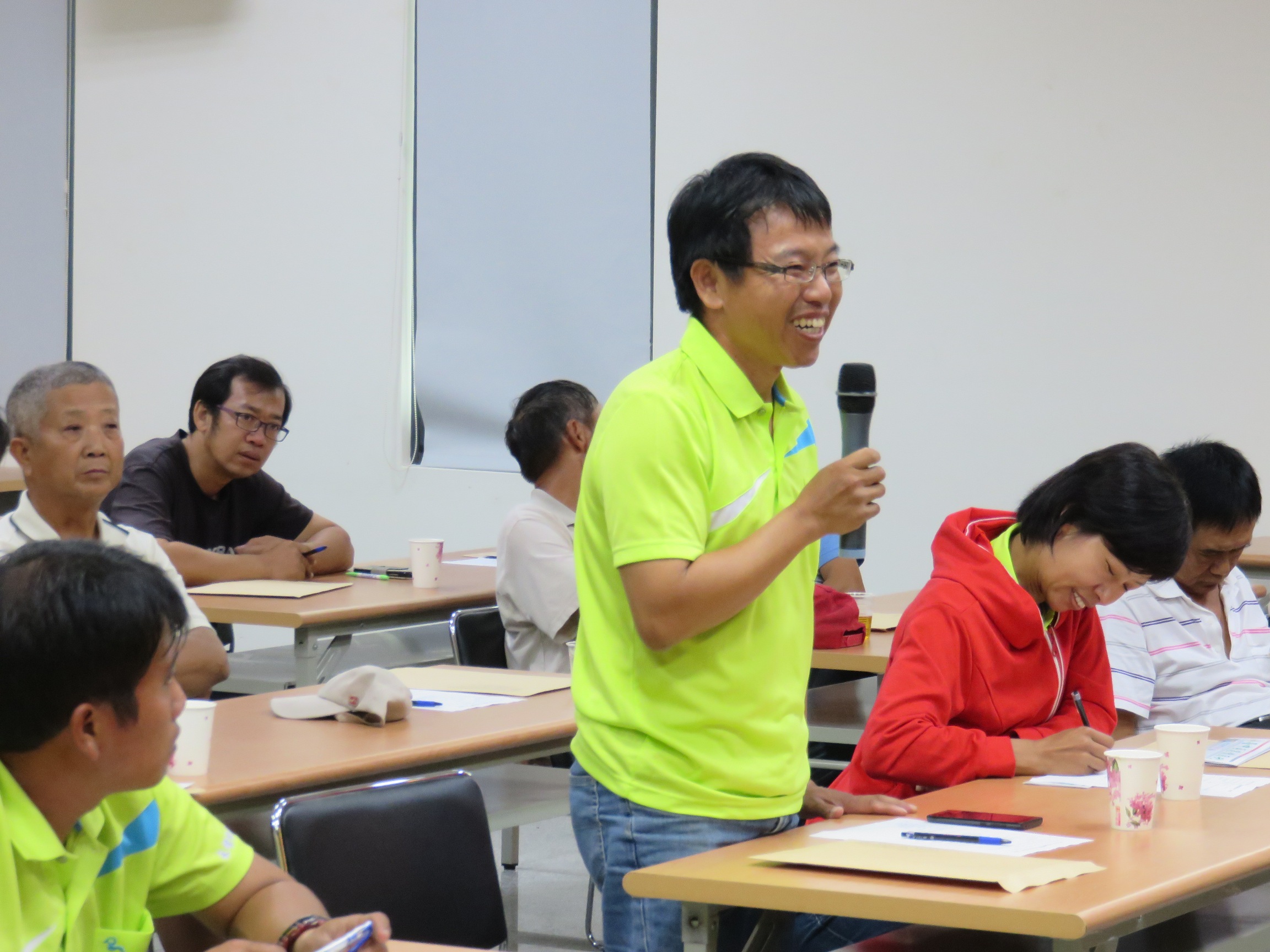 農友提出問題與需求，並向專家們諮詢農業相關技術 