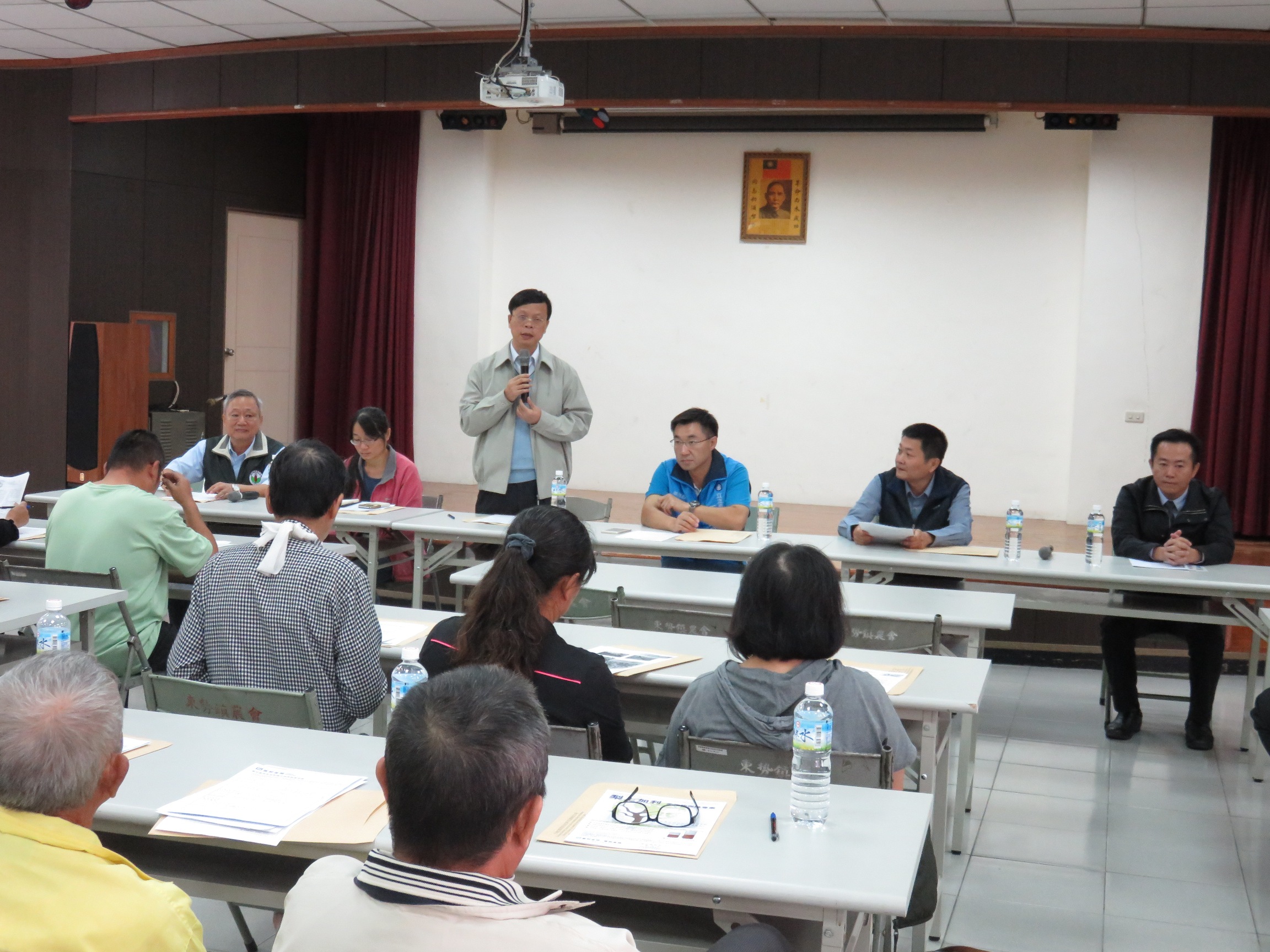 林學詩場長 ( 左三 ) 與東勢區農會田士欣總幹事 ( 右二 ) 共同主持農業諮詢座談會，江啟臣立委 ( 右三 ) 前往關心，並與農友進行交流 