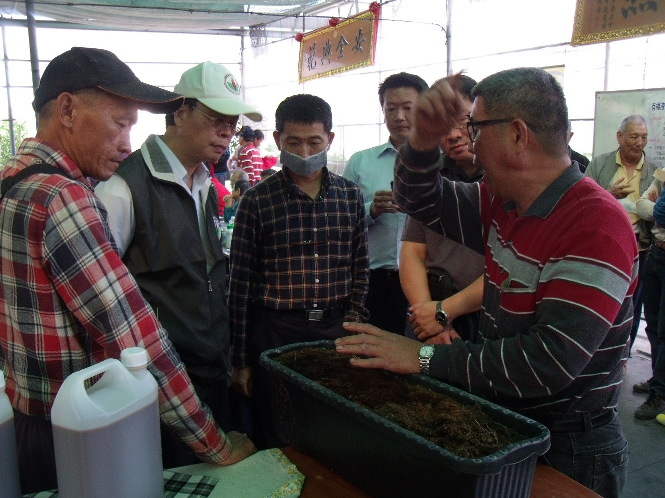 農友與研究人員討論相關技術，互動熱絡 