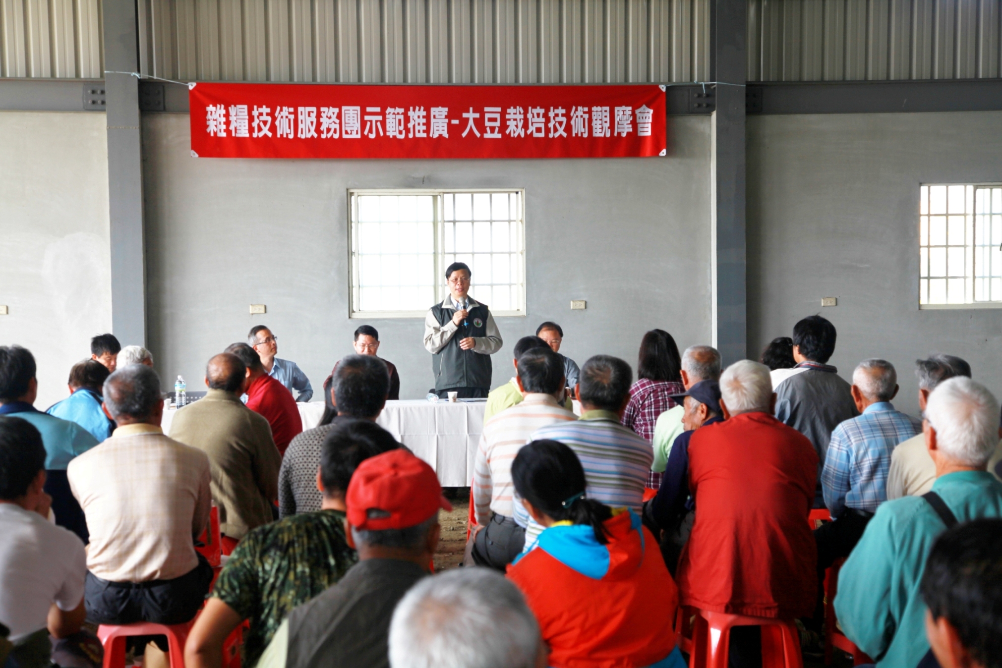 林學詩場長、農糧署中區分署蘇宗振分署長與臺中市大肚區農會趙信賓總幹事共同主持大豆栽培技術示範推廣觀摩會，現場農民反應熱烈