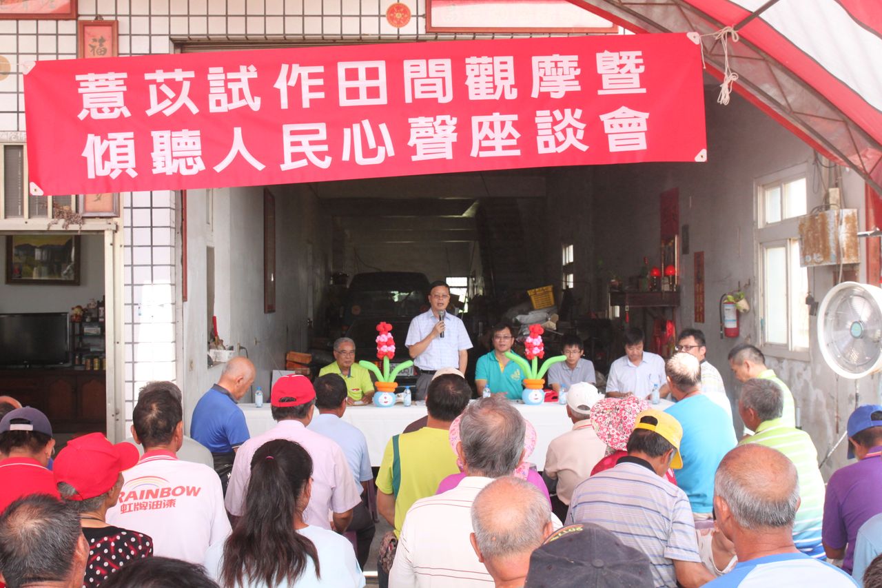 林學詩場長現場對農友介紹薏苡特性 