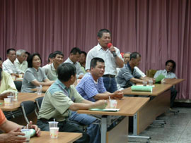 與會農友針對梨新品種「台中一號」充滿好奇，紛紛提出問題請教