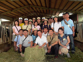 場長(第一排左二)及鄭瑞福先生(最後排右一)與學員在田酪牧場合影