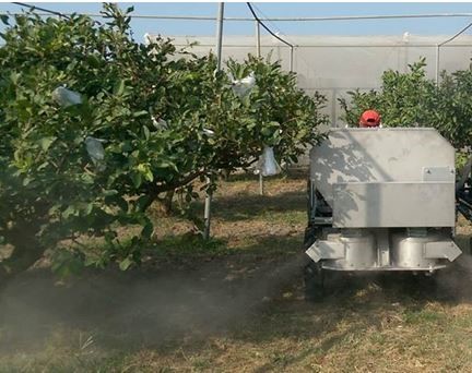 Ride type fertilizing machine for orchard (2016)