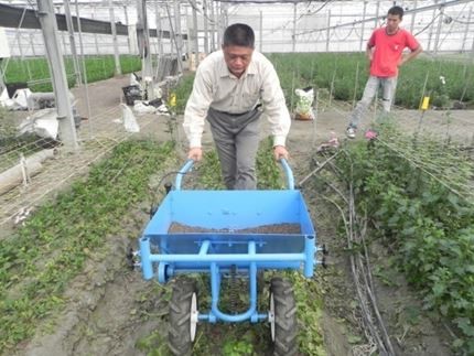 Push type fertilizing machine (2016)